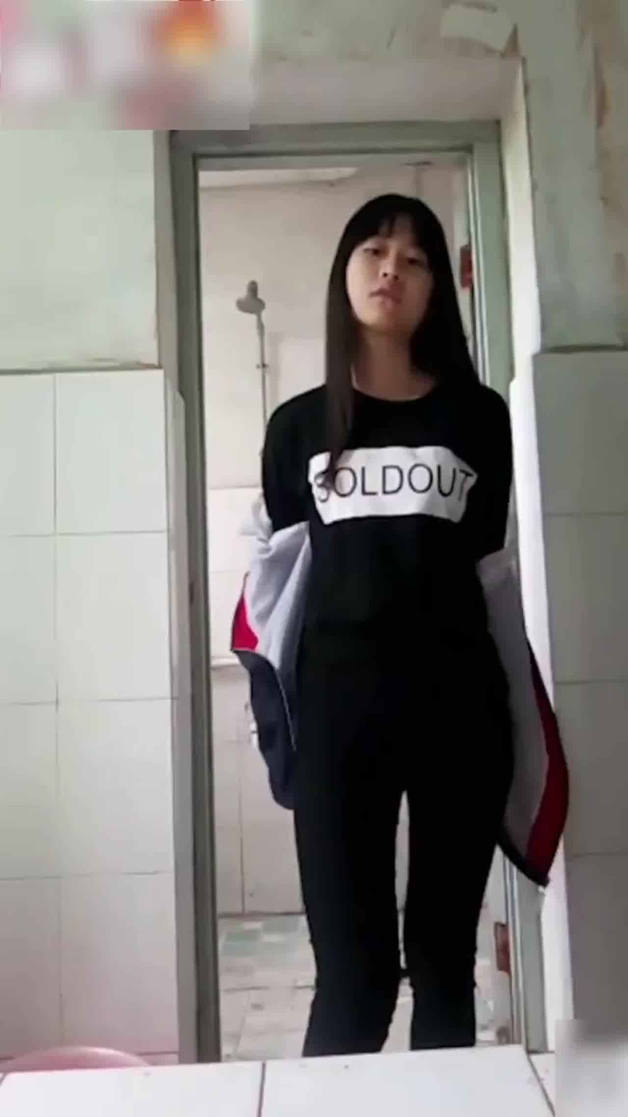  【网曝大瓜】洛阳第一职高时间 女生发给男友私密视频被流出表情真淫荡 的剧照2