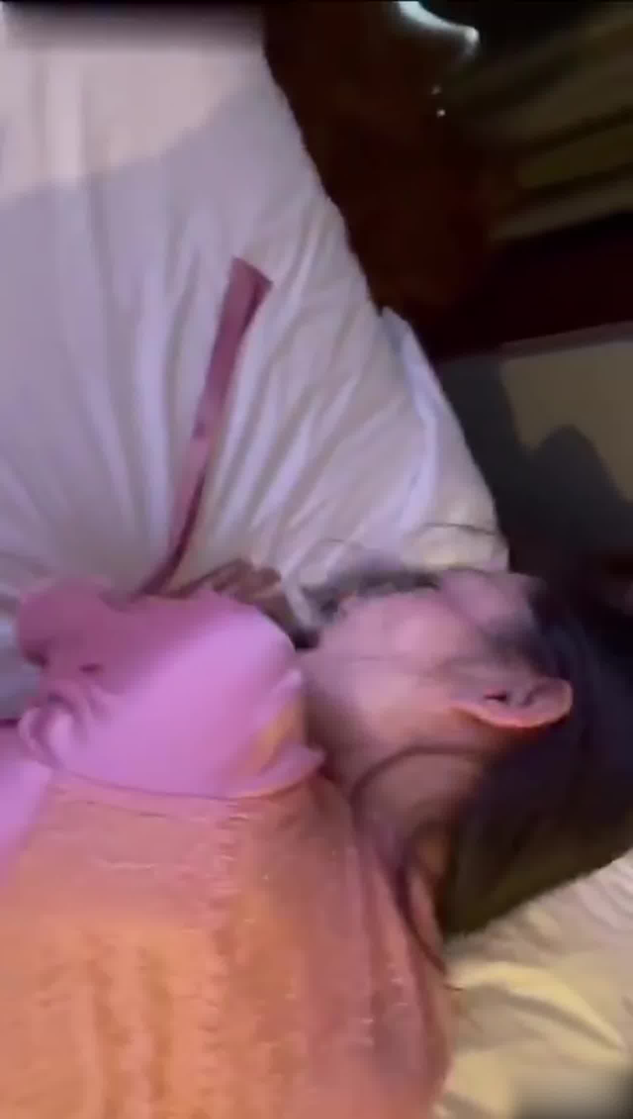  酒店约炮黑丝东方航空小姐姐敏感体质直接干尿了！ 的剧照3