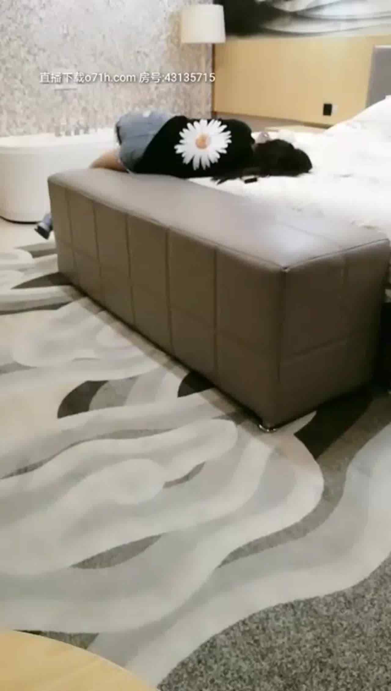  高颜值女大生赚零用钱，与糖爹酒店啪啪开直播 的剧照10