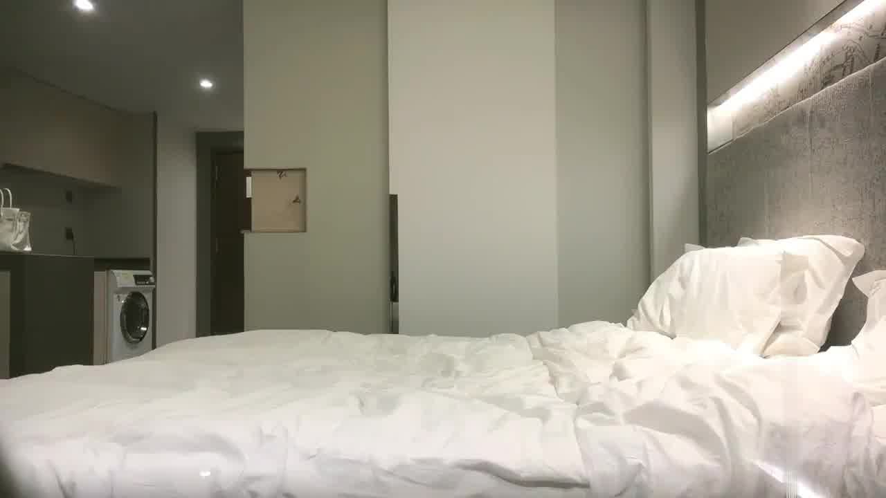  【外围界天花板，操一次终身难忘】极品尤物，肯定被很多人操过，我不嫌脏，这骚逼我得好好舔一下，太美了 的剧照5