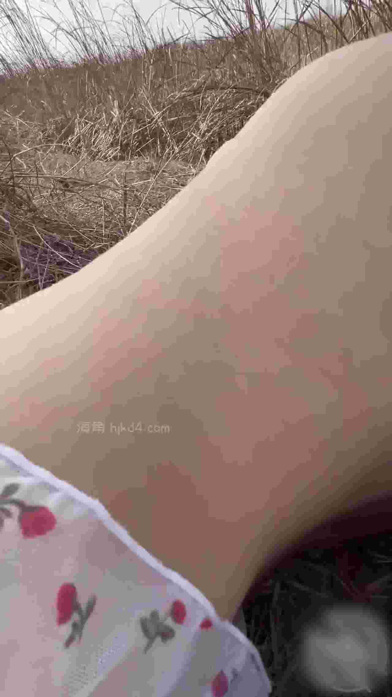  『海角社区』乱伦大神强上女房东 以记录之名把少妇房东野外按在草地疯狂输出 的剧照4