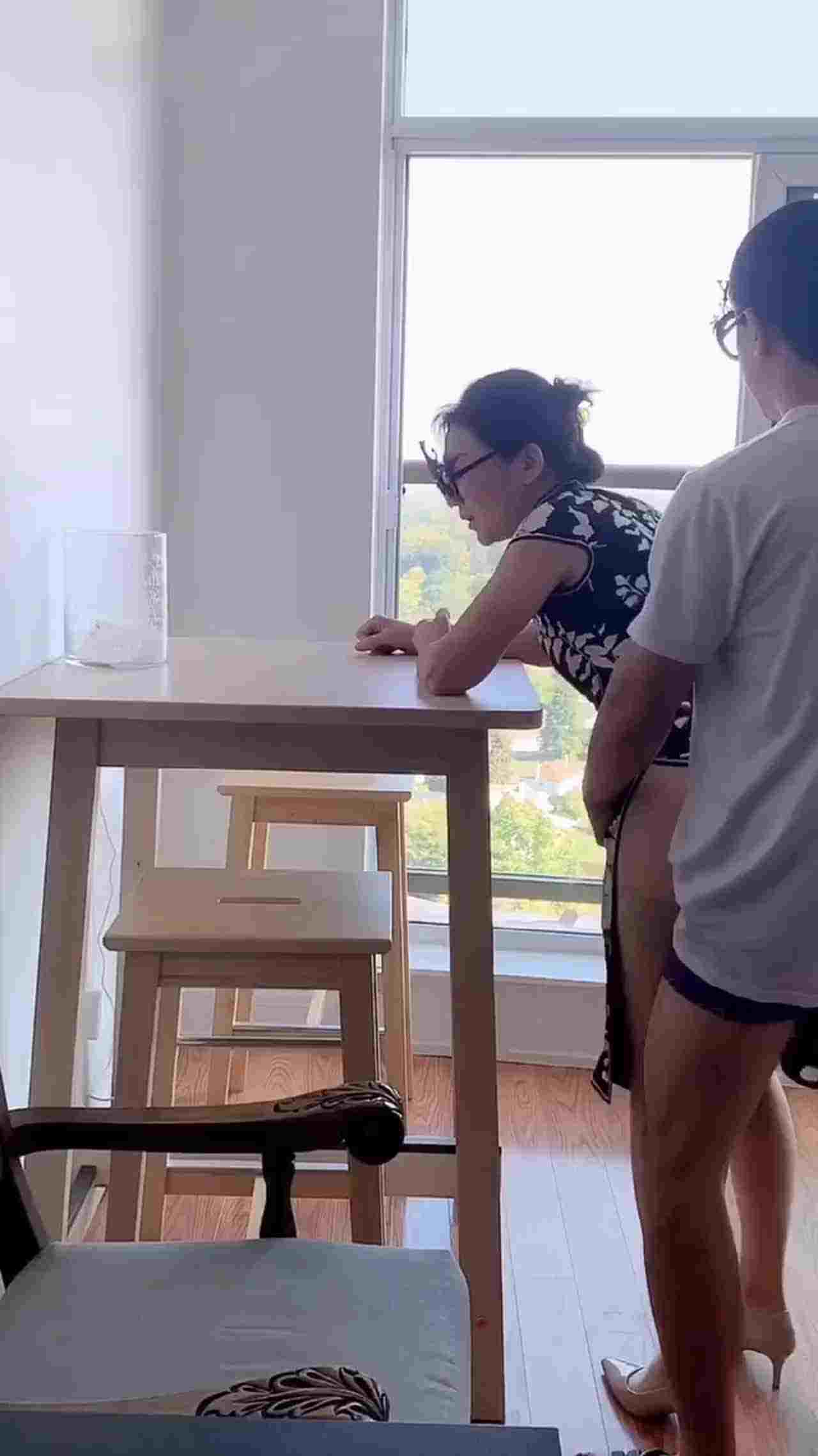  淫荡娇妻勾引自己的学生，被爆操 的剧照1