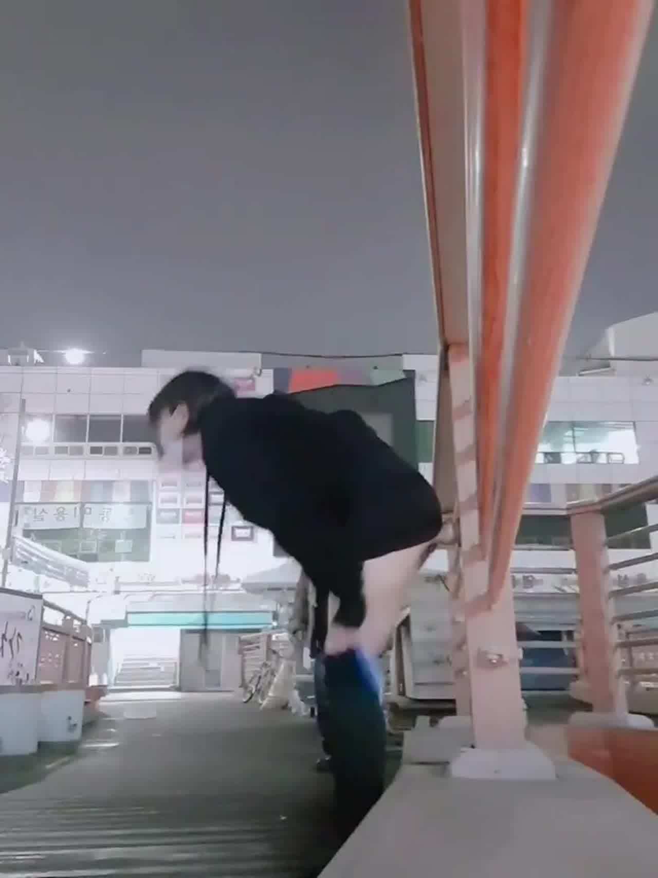  被发现了 韩国小妹野外玩棒 的剧照3