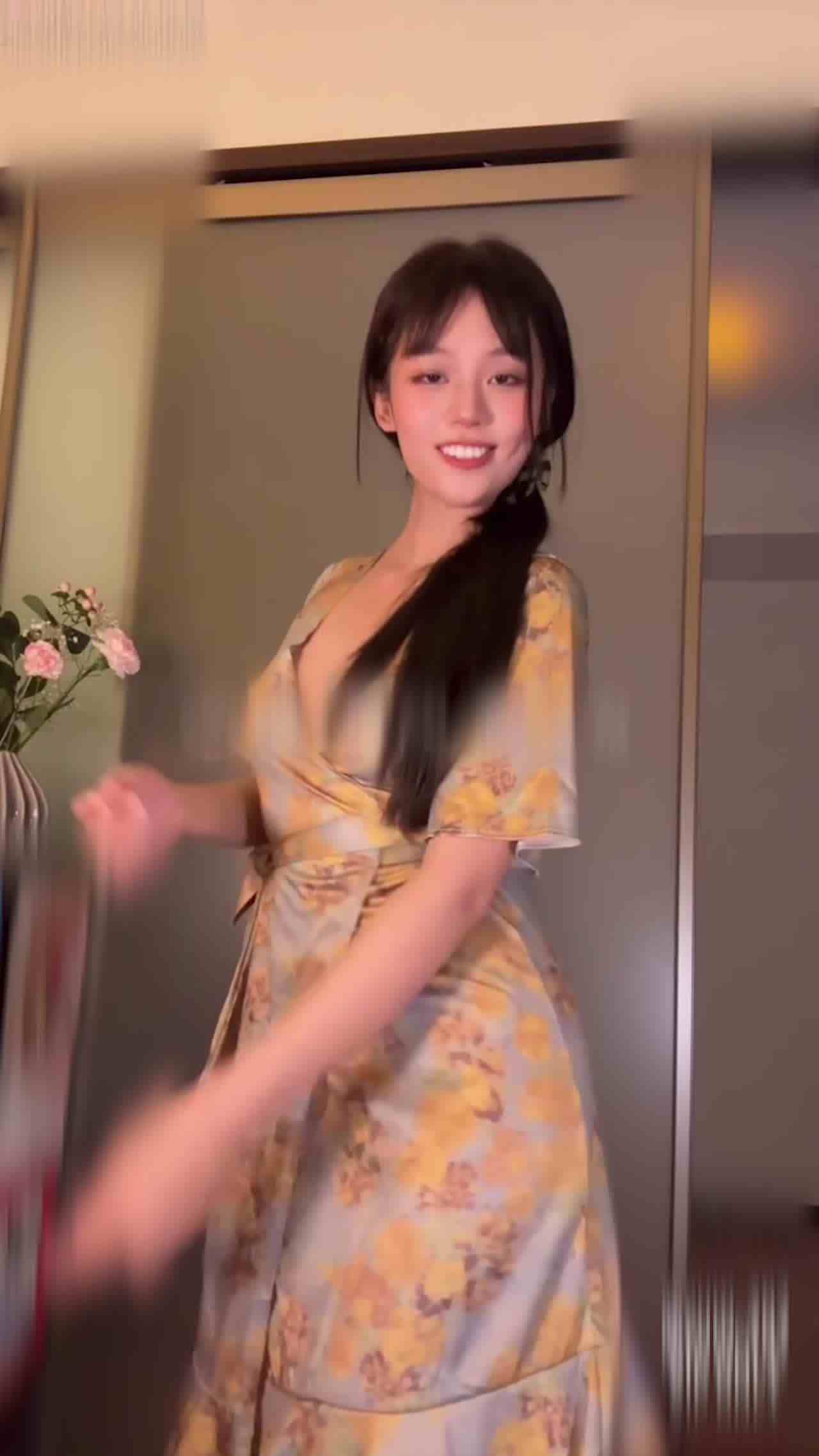  抖音女神玉米，完美大腿嫩臀摇摆热舞 的剧照2