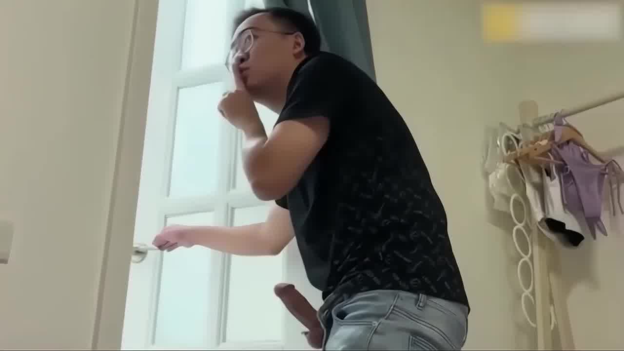  等一下，伱刚在卫生间做什么？跟兄弟偷窥后强迫进行5P 的剧照5