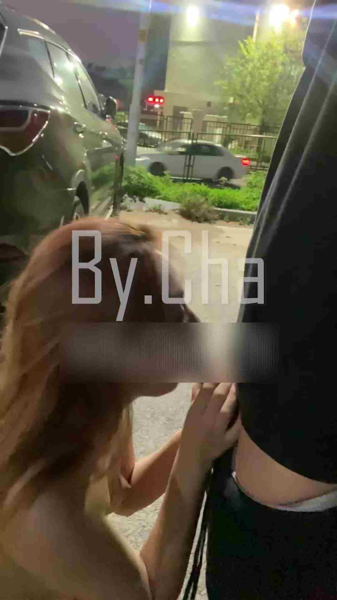  【母狗实名认证】广州金铂壹号业主[吴晗]被知名金主[查小理]停车场野战视频曝光！长相清纯甜美带有骚气 的剧照2