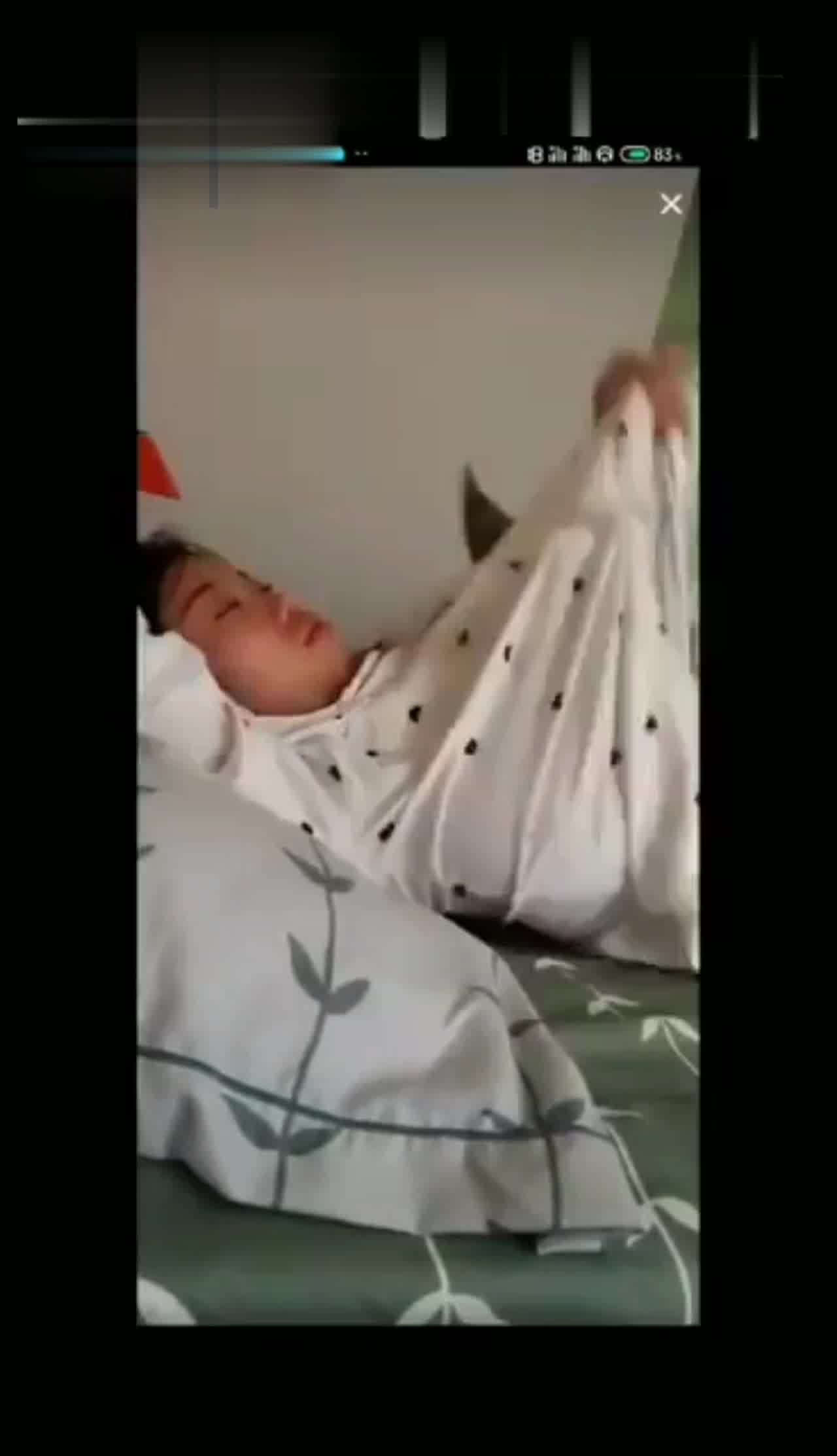  抖音快手走光系列-睡觉露奶 的剧照9