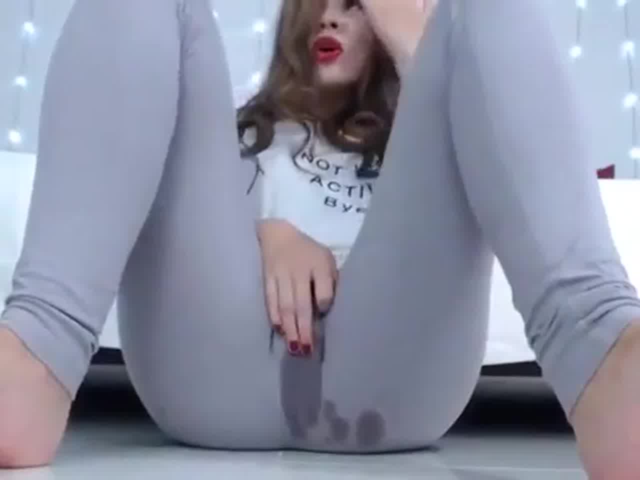  运动型女孩等不及想爽直接隔着紧身裤自慰出水喷的裤子全湿 的剧照10