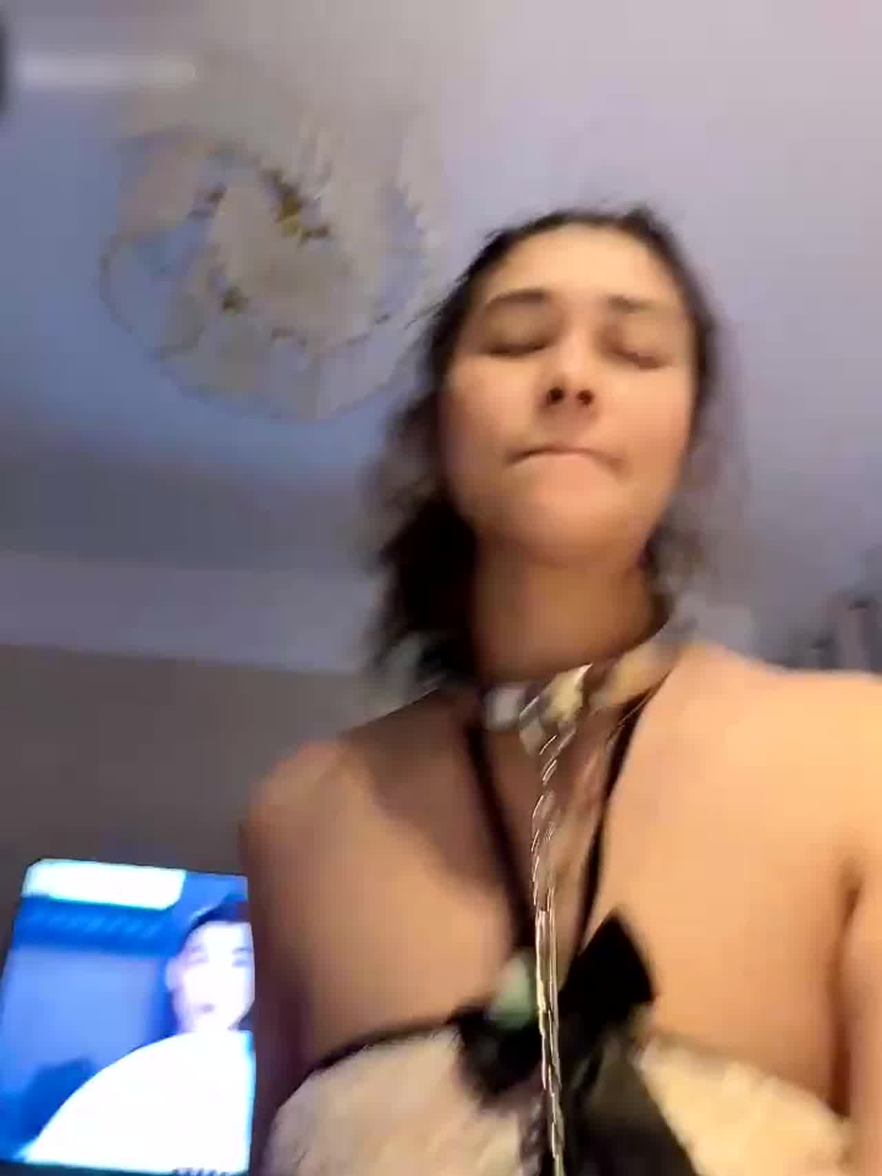  小母狗牵着调教看电视骑乘上位 的剧照7