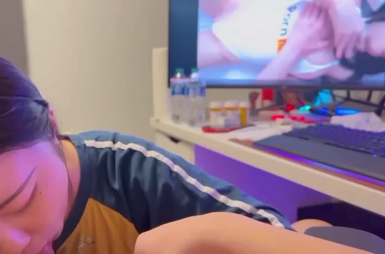  看着av被女友吃鸡吧的快感 的剧照8