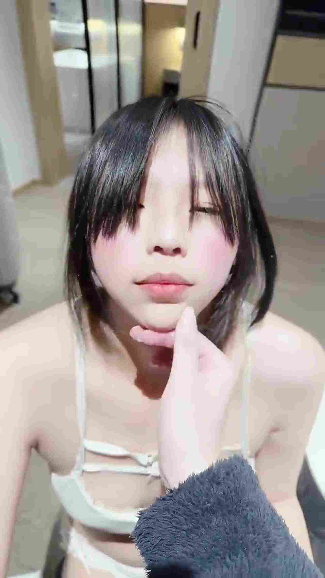  小母狗被呼大嘴巴子，好心疼 的剧照4