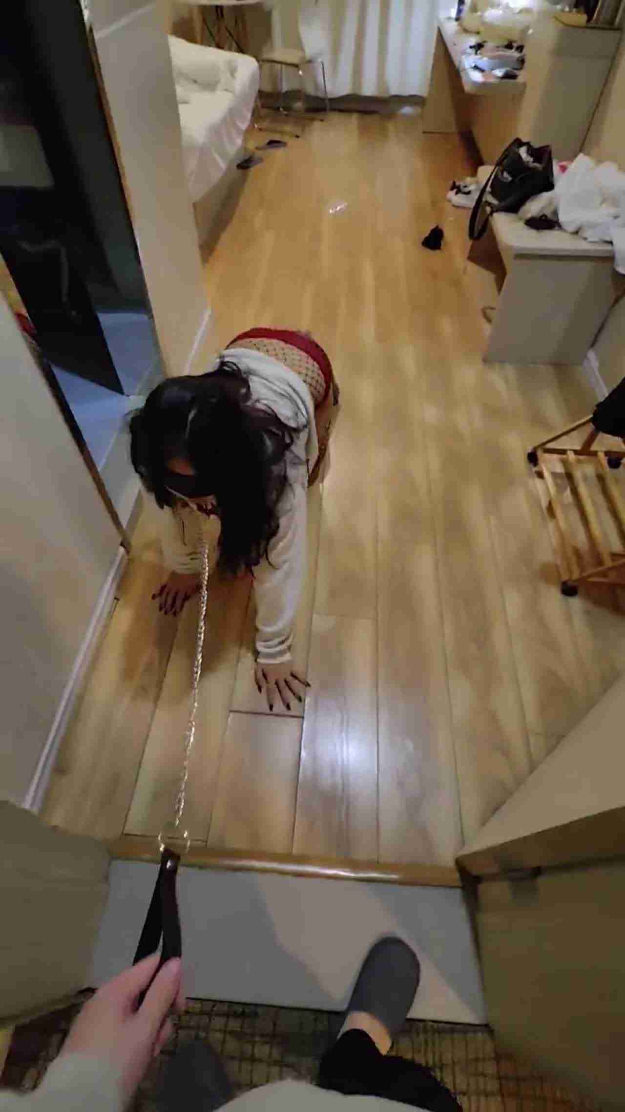  腿精人妻网袜跪地当狗被调教 的剧照6