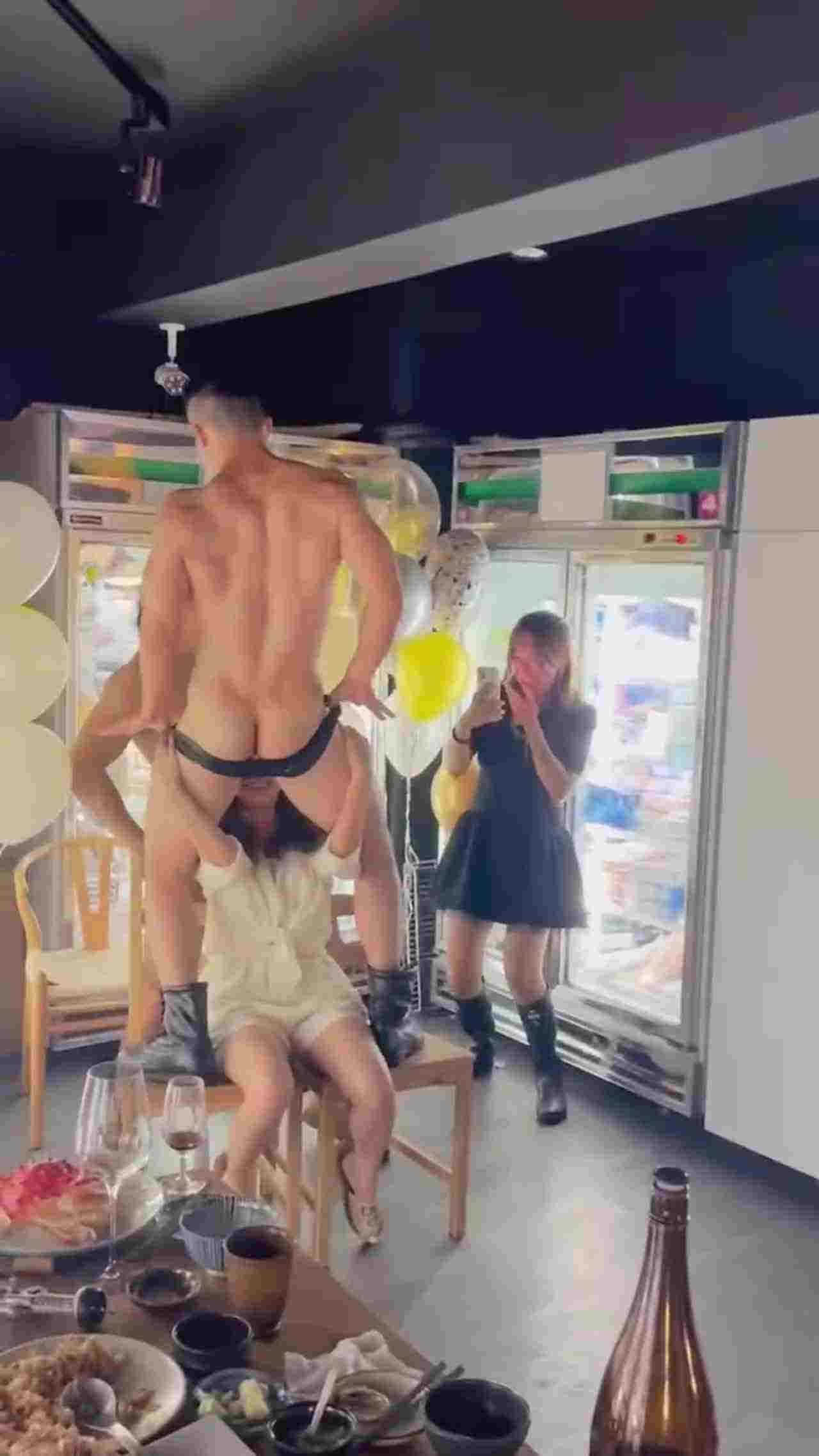  真尼玛小刀划屁股，开了眼 的剧照3