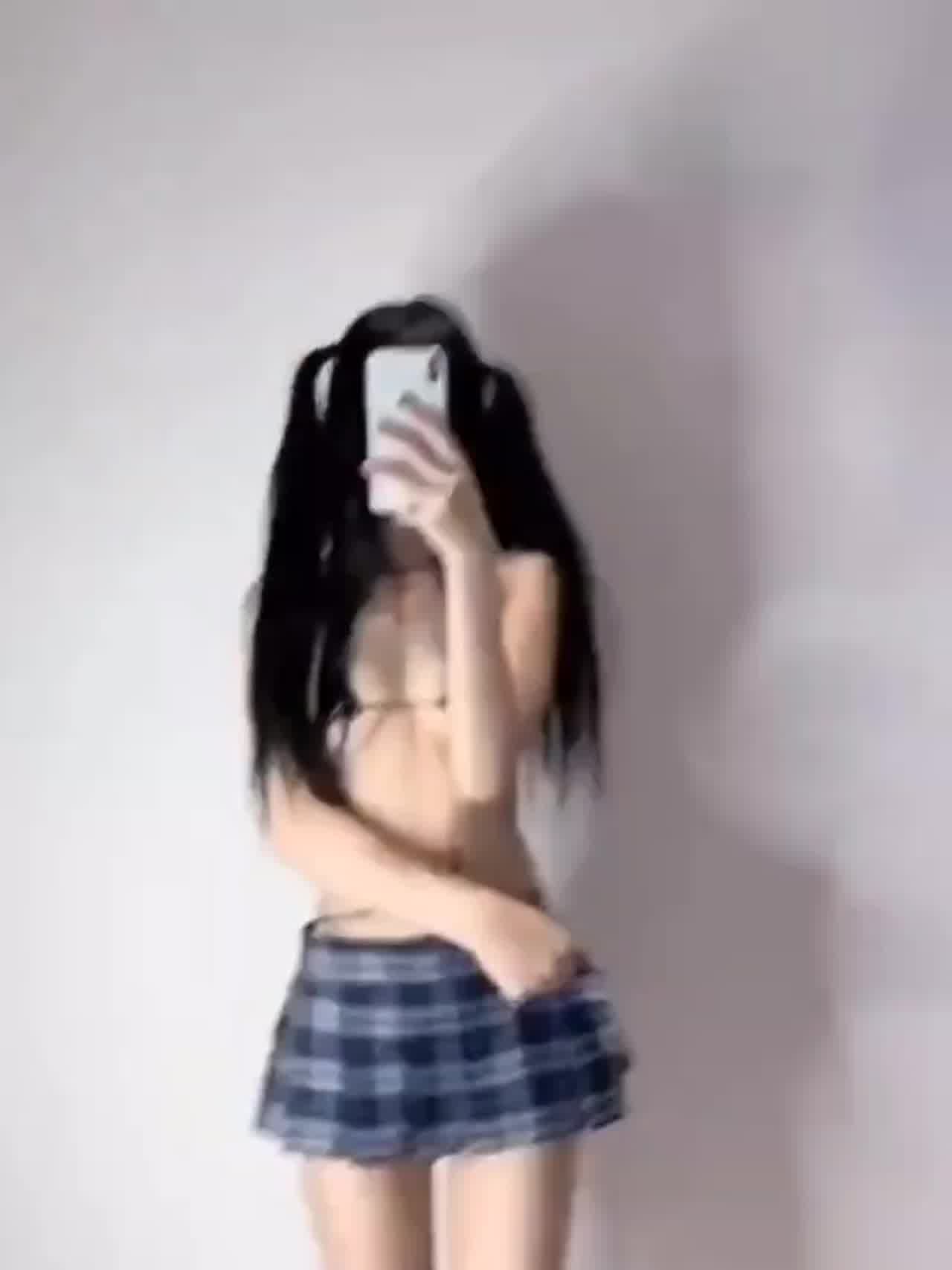  大秀极品萝莉身材 的剧照3