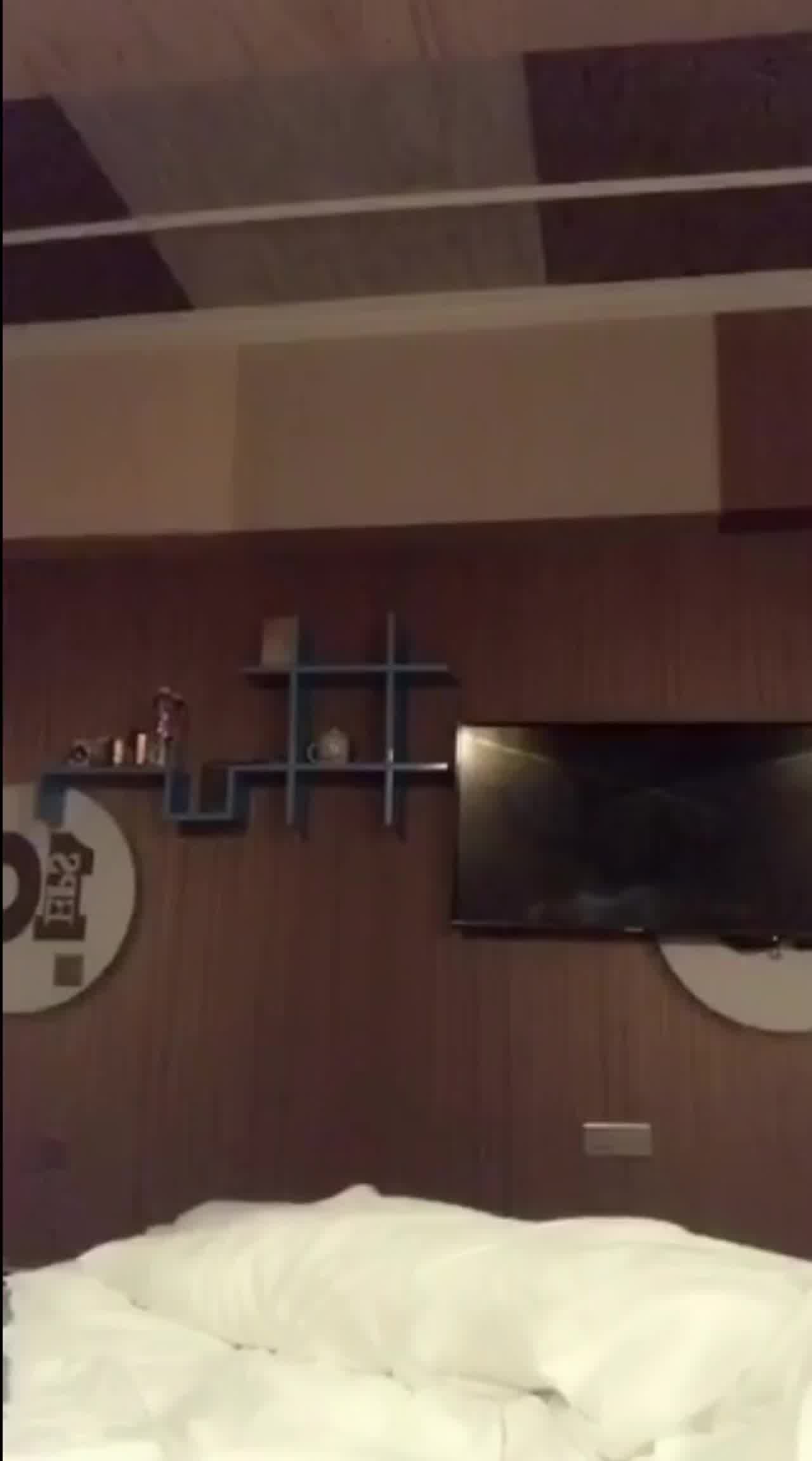  颜值美女口交假鸡巴还弄点酸奶 的剧照7