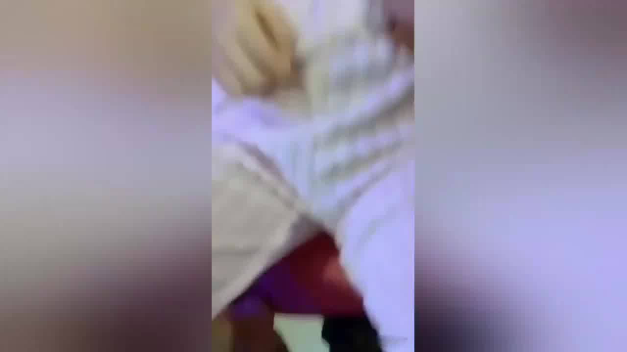  18岁清纯妹妹不胜酒力，男同事家喝醉被硬上 的剧照3