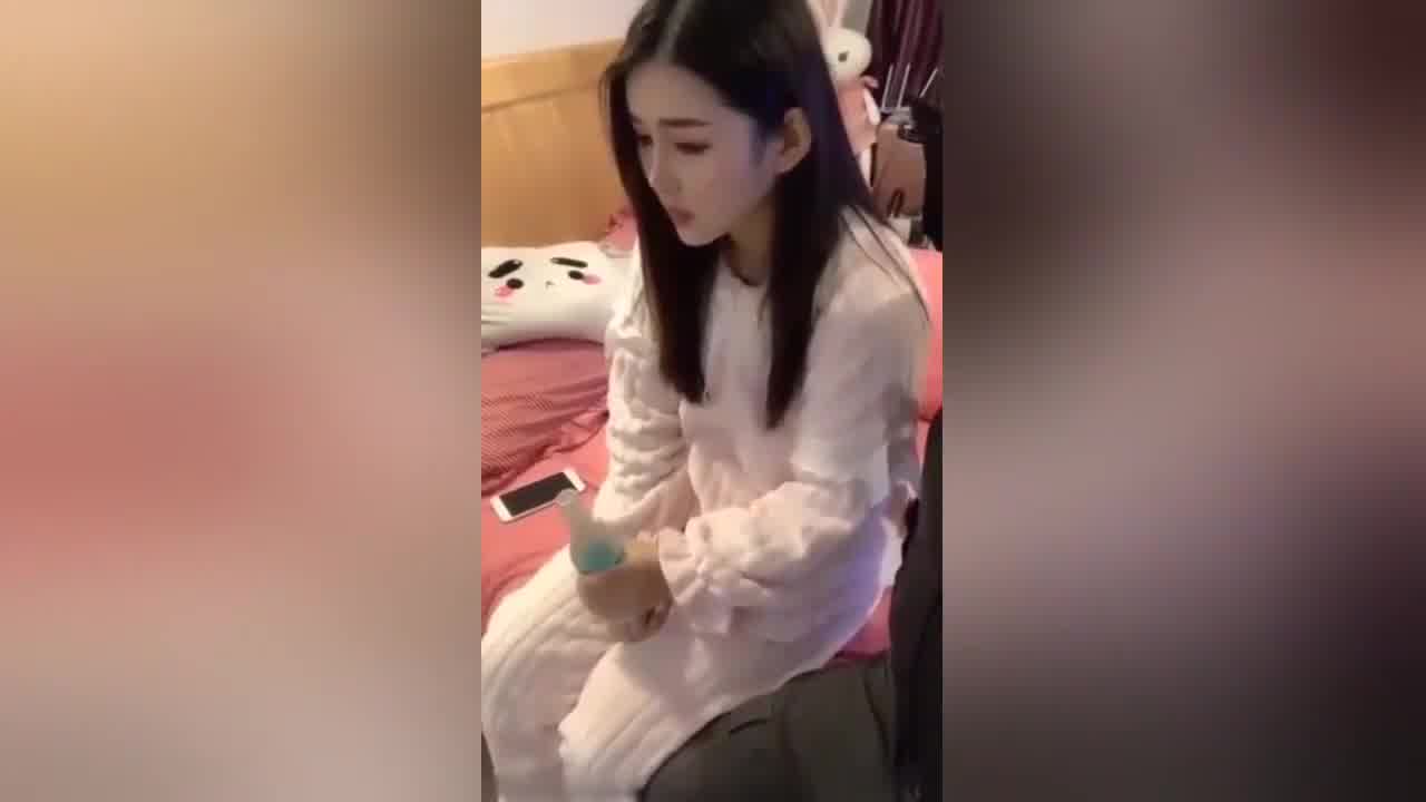  18岁清纯妹妹不胜酒力，男同事家喝醉被硬上 的剧照9