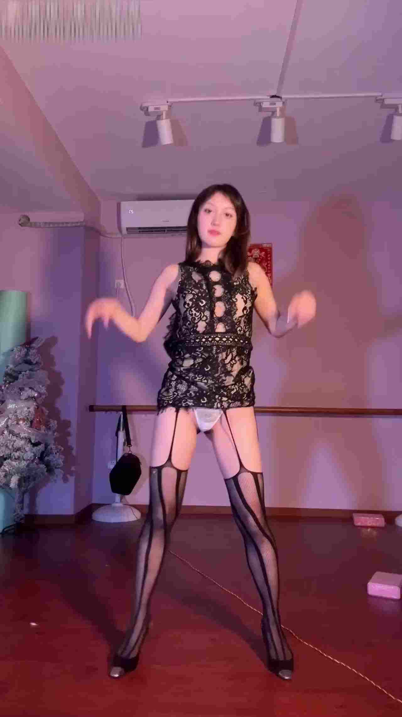  在线看大长腿美人跳艳舞，腿直接张开蹲下去还脱衣！ 的剧照10