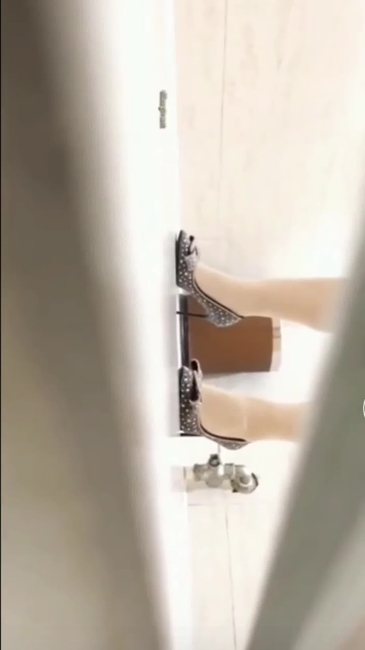  热门吃瓜，大神潜伏一家上市公司厕所 的剧照6