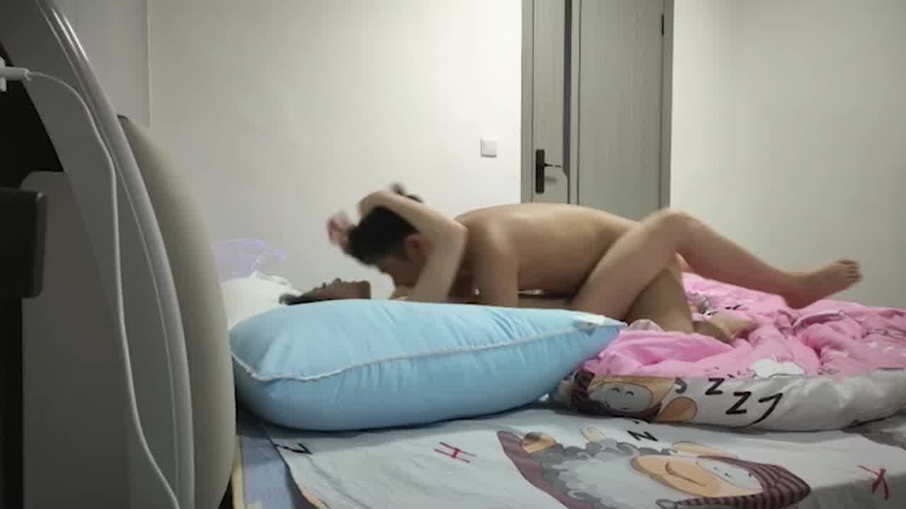  第一弹【重磅泄密】男不甘心分手，约前女友到家里强行插入，无套内射，偷拍威胁，网络疯传 的剧照3