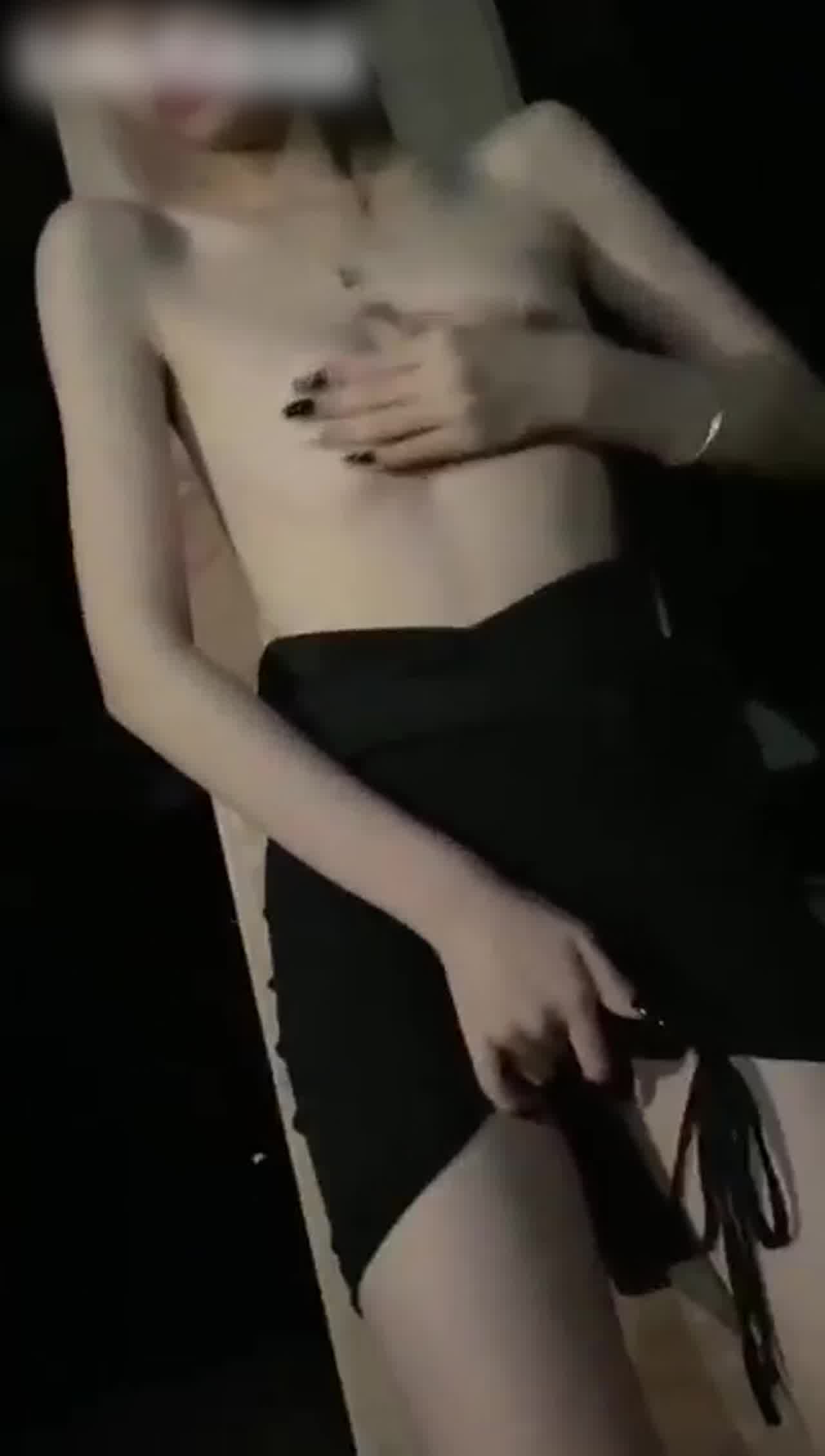  高颜质美女野外大胆露出 的剧照4