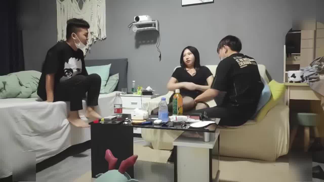  漂亮大奶小姐姐，性格开朗爱笑‘你要观战吗，看也要给钱’，你体力不行啊，吐槽小哥不够猛。 的剧照4