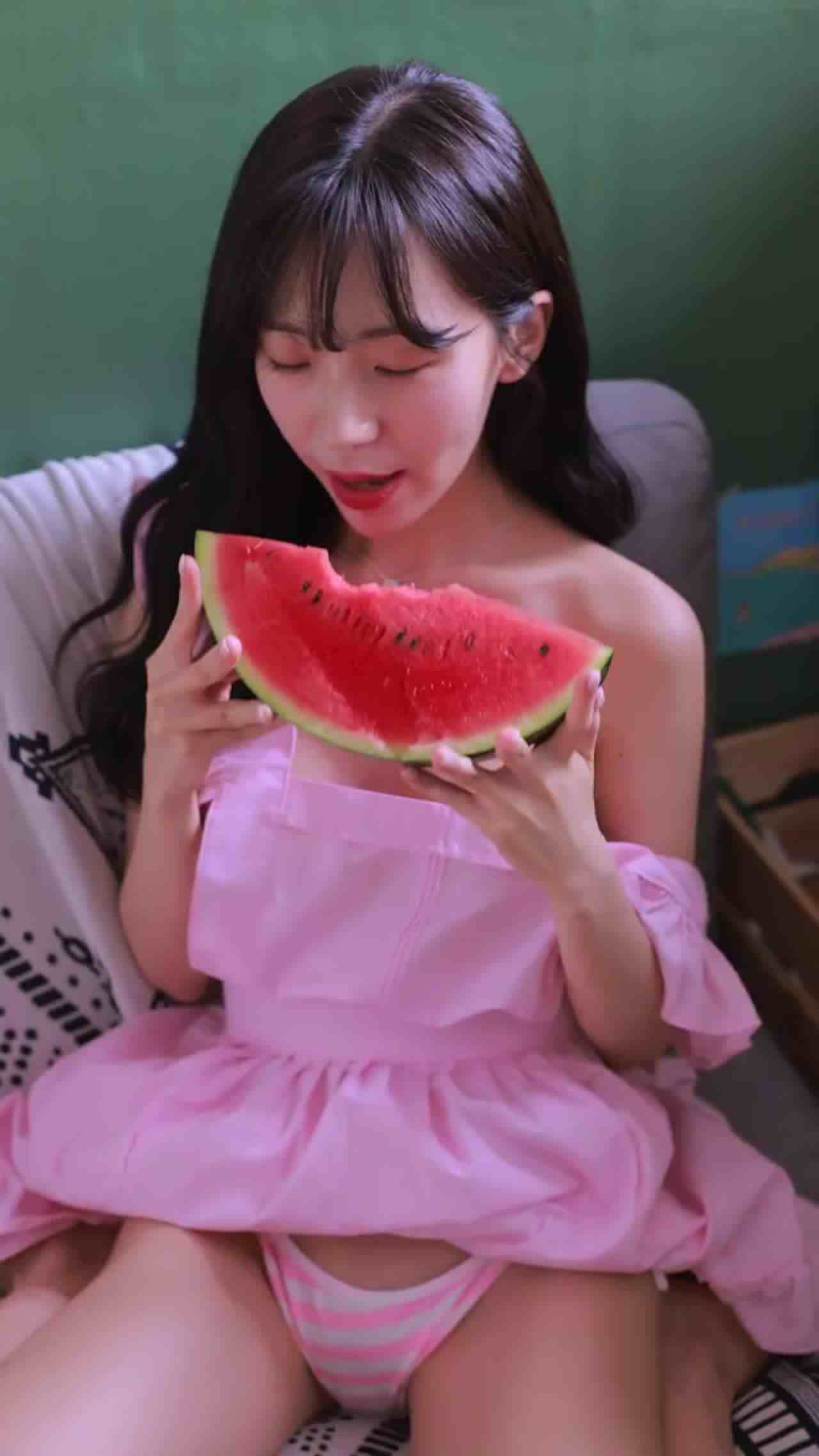  前方核能！极萌yoona吃西瓜超诱人 的剧照5