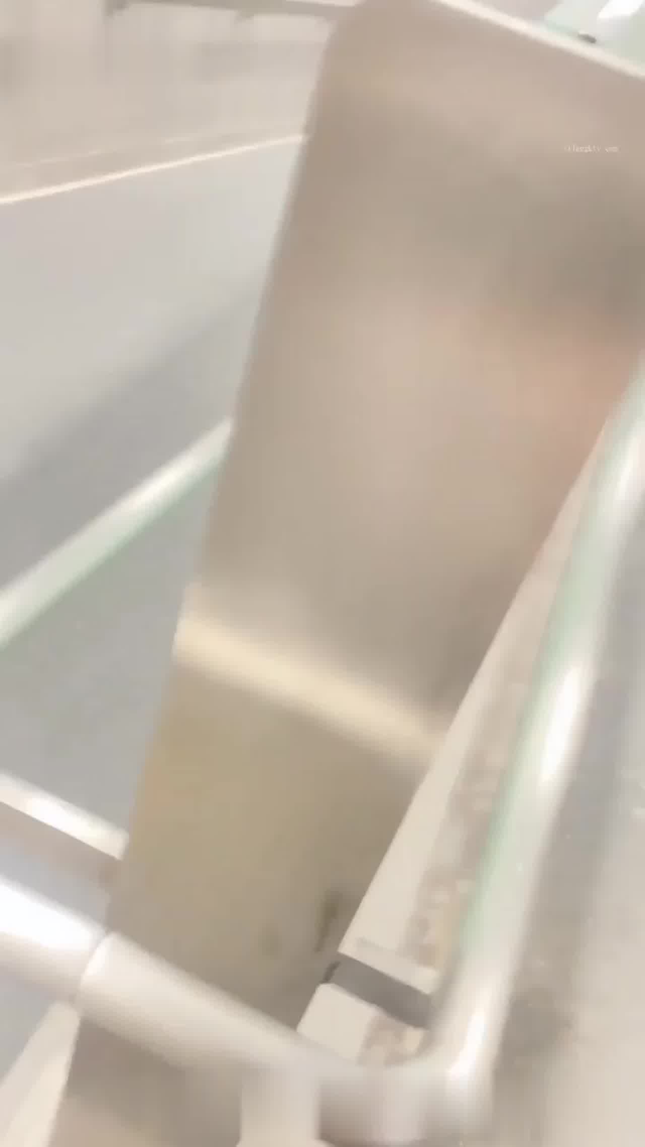  户外商场地铁口大胆操逼口交 的剧照5