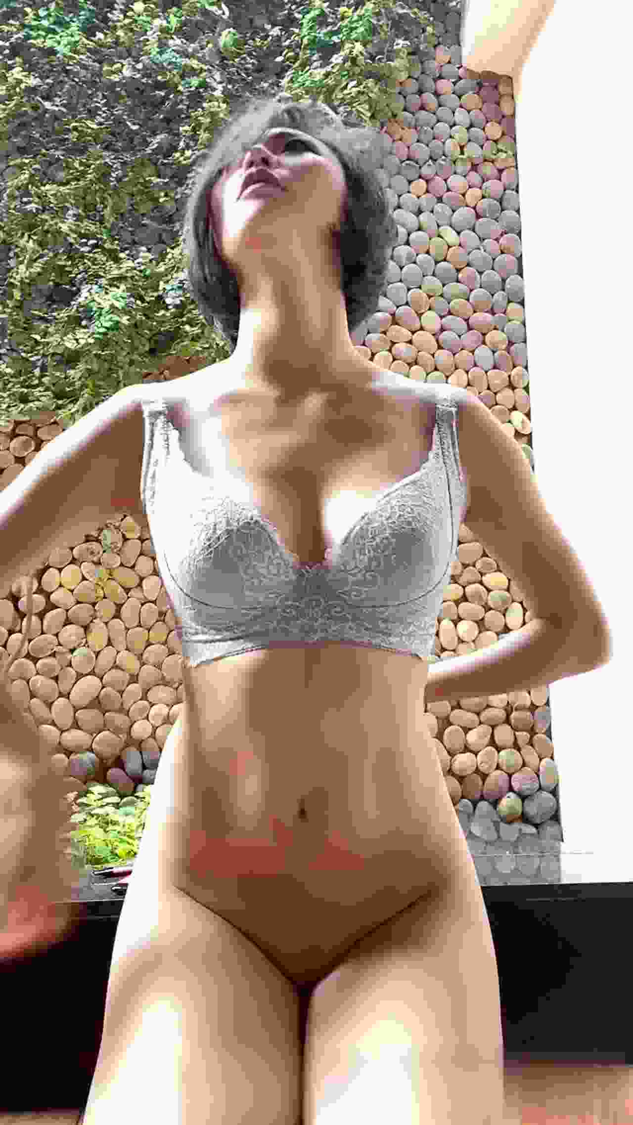  五官很正的妹子一件一件的脱去衣服 的剧照4