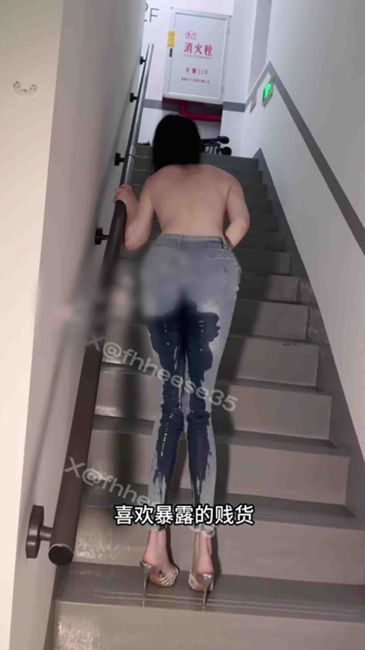  这淫水机走几部就湿满地啦！ 的剧照9