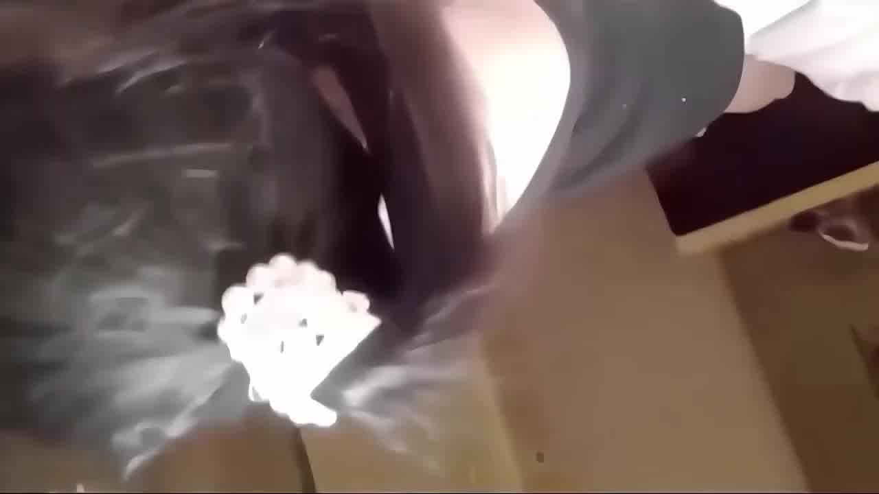  淫妻母狗，两指扣喷淫水泛滥，内射骚逼 的剧照2