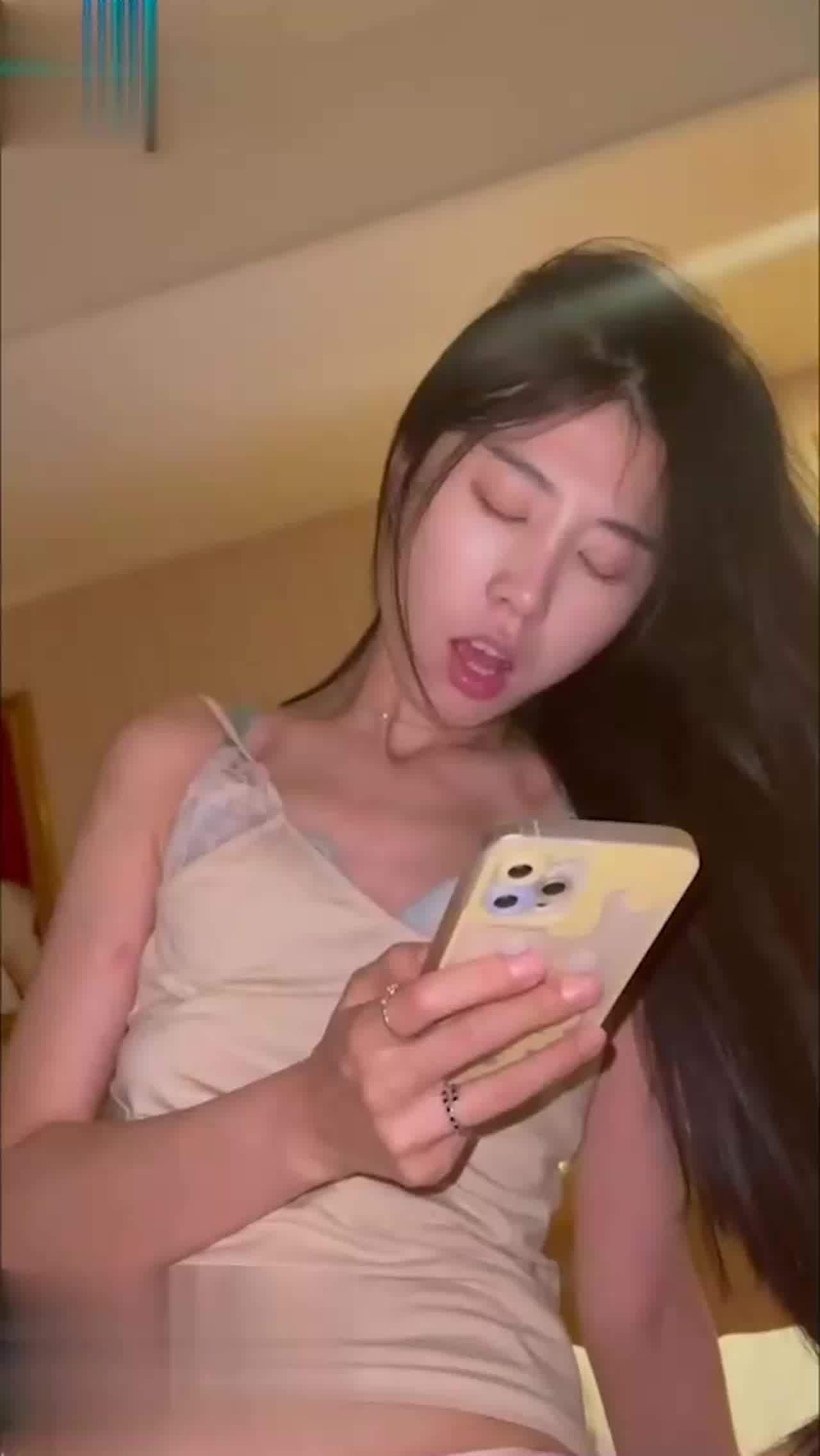  淄博网红婚后出轨做爱视频被爆，叫声超嫩，表情很销魂，老公绿到家了 的剧照4