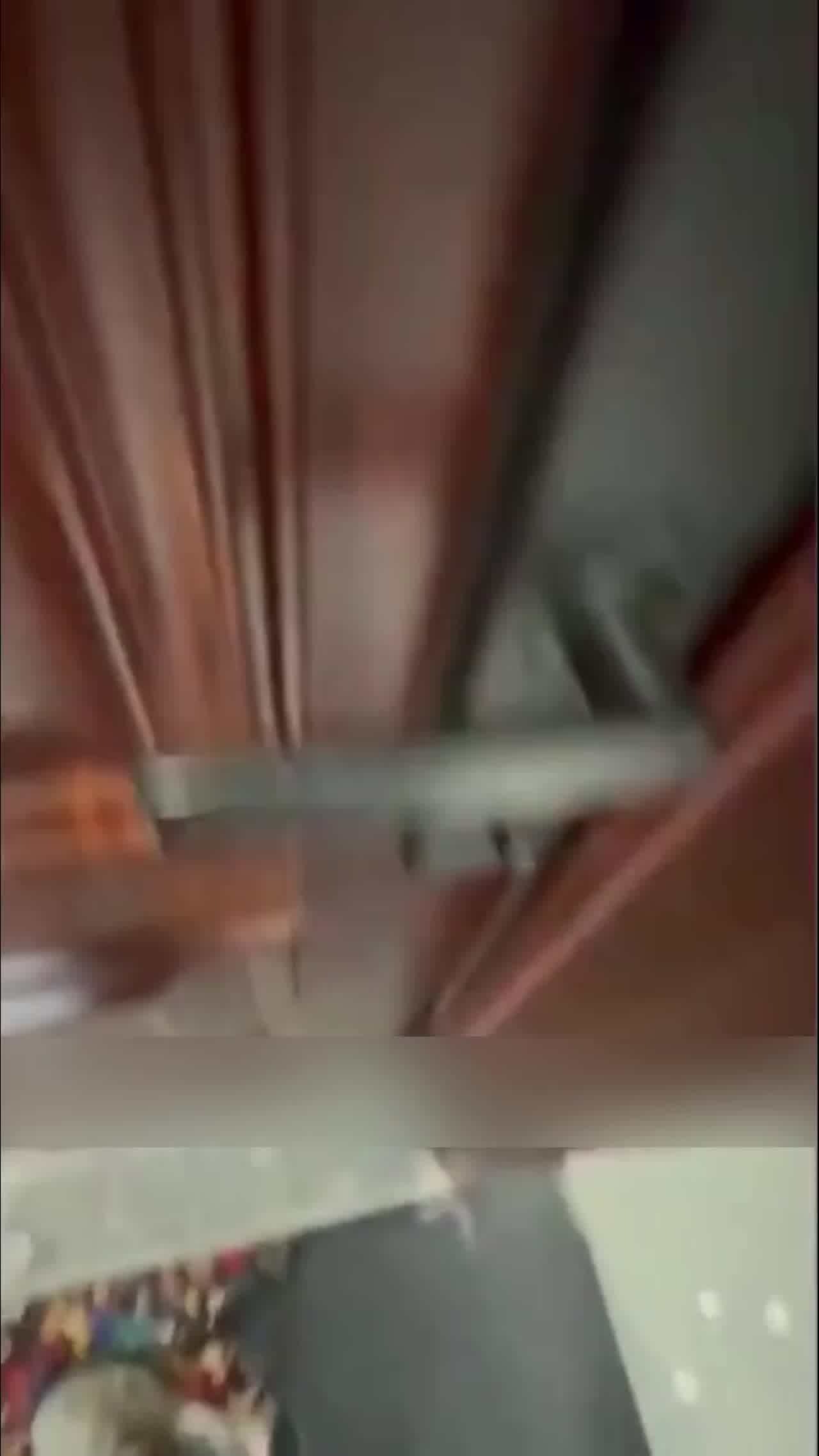  老婆不仅裸体给单男做饭吃还无套内射 的剧照7