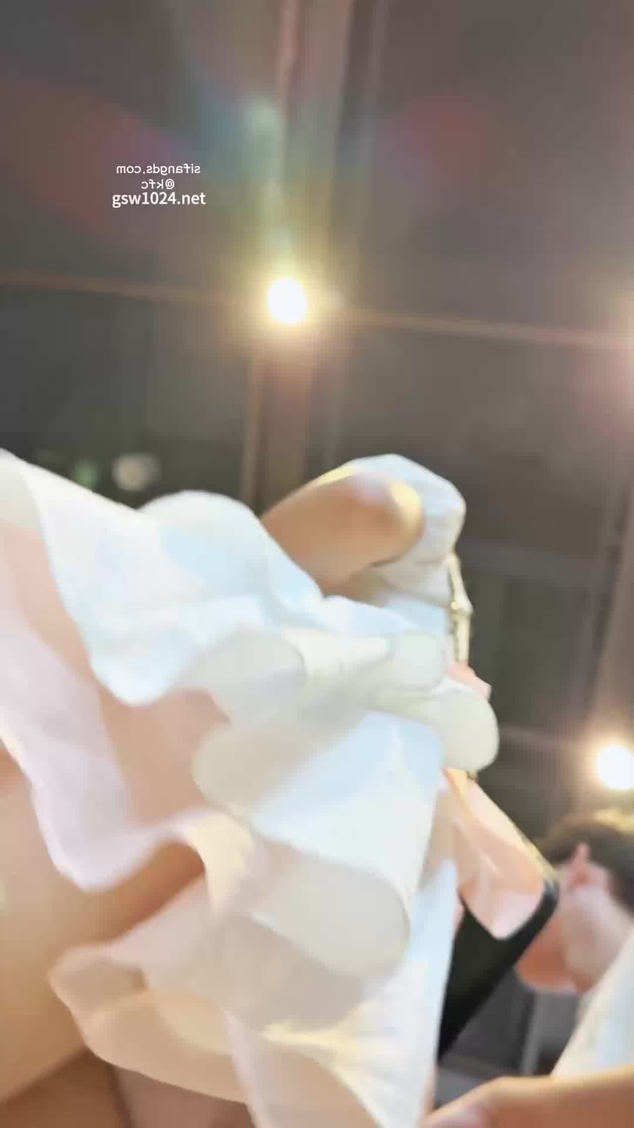  抄底偷拍街拍清纯可爱女萝莉 的剧照9