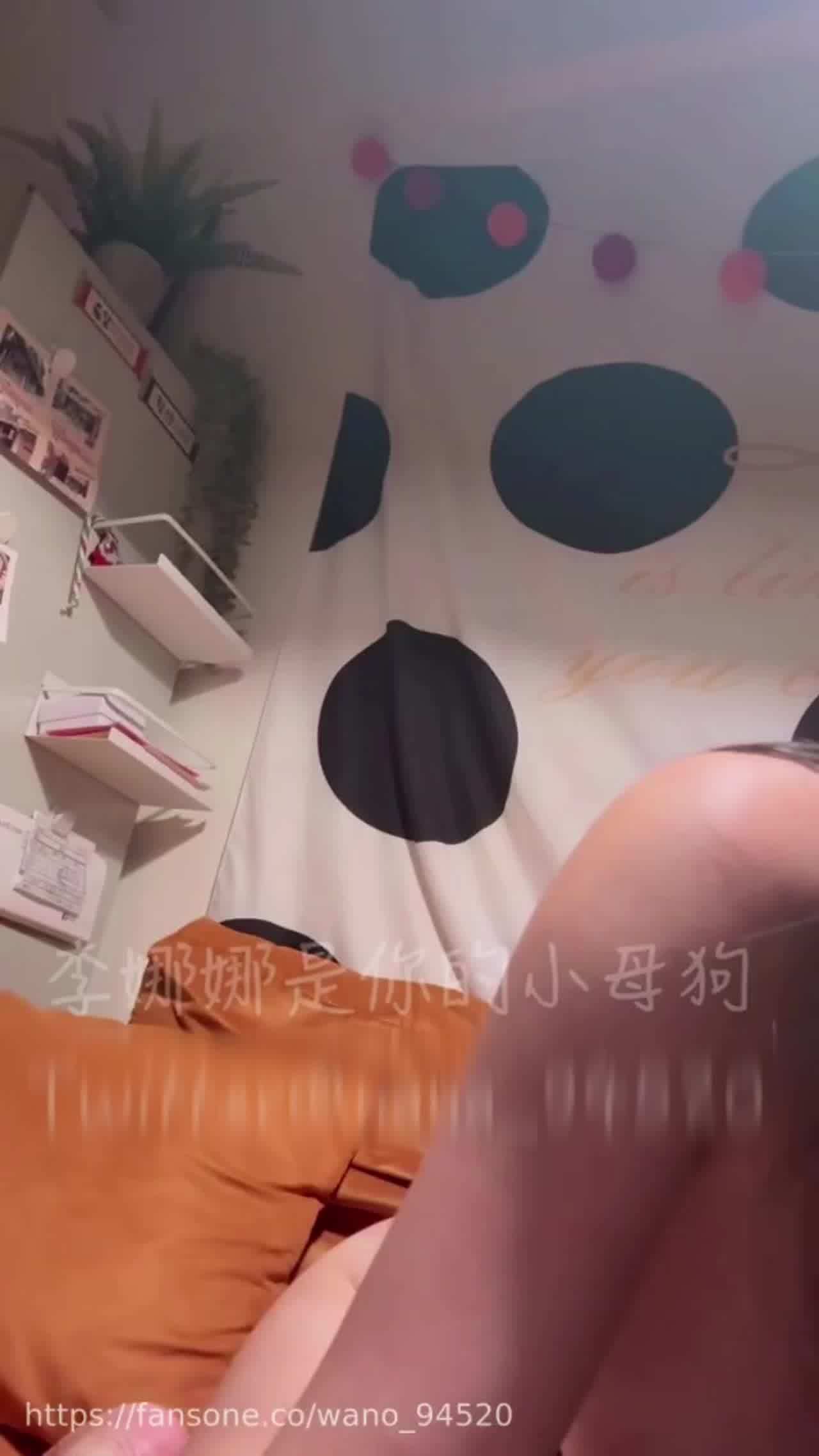  李娜娜死库水在家用玩具自慰的起劲了，都流水满椅子了 的剧照9