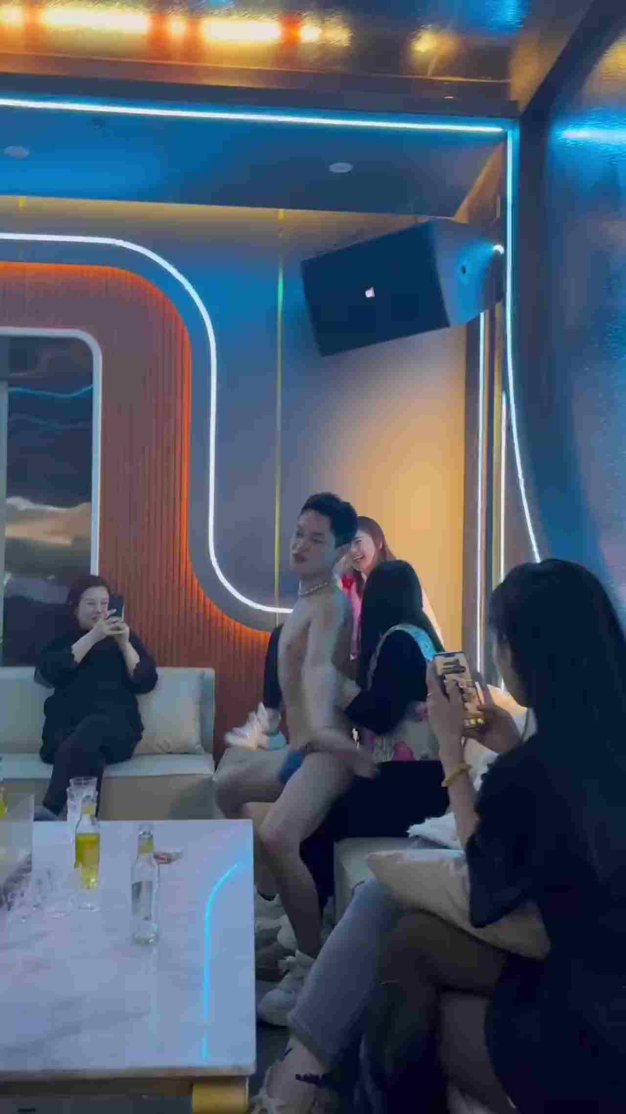  鸭子裸舞勾引富婆打赏 的剧照10