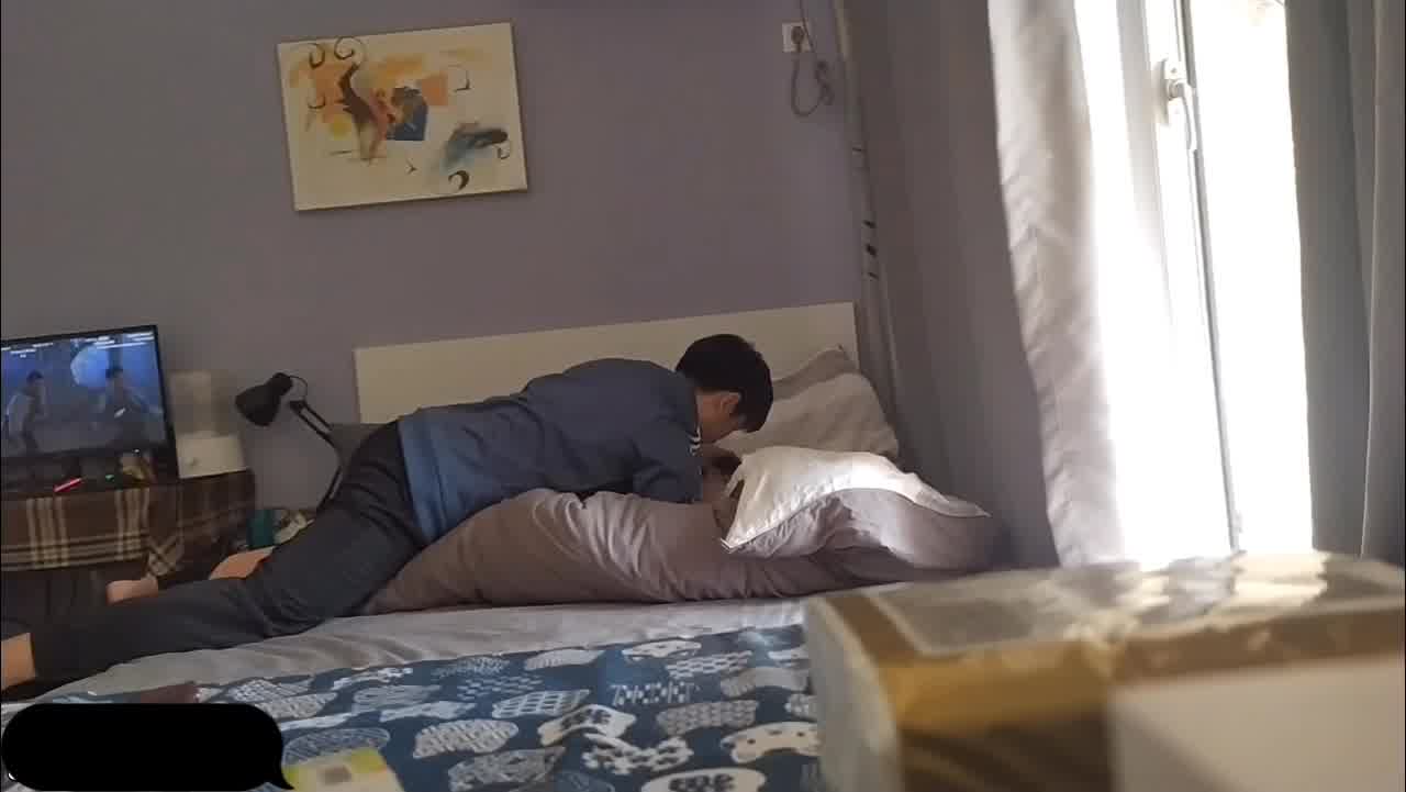  以看电影为由哄骗妹子啪啪，妹子说不戴套说会怀孕不肯，死缠烂打之下内射了妹子直接哭的稀里哗啦 的剧照2