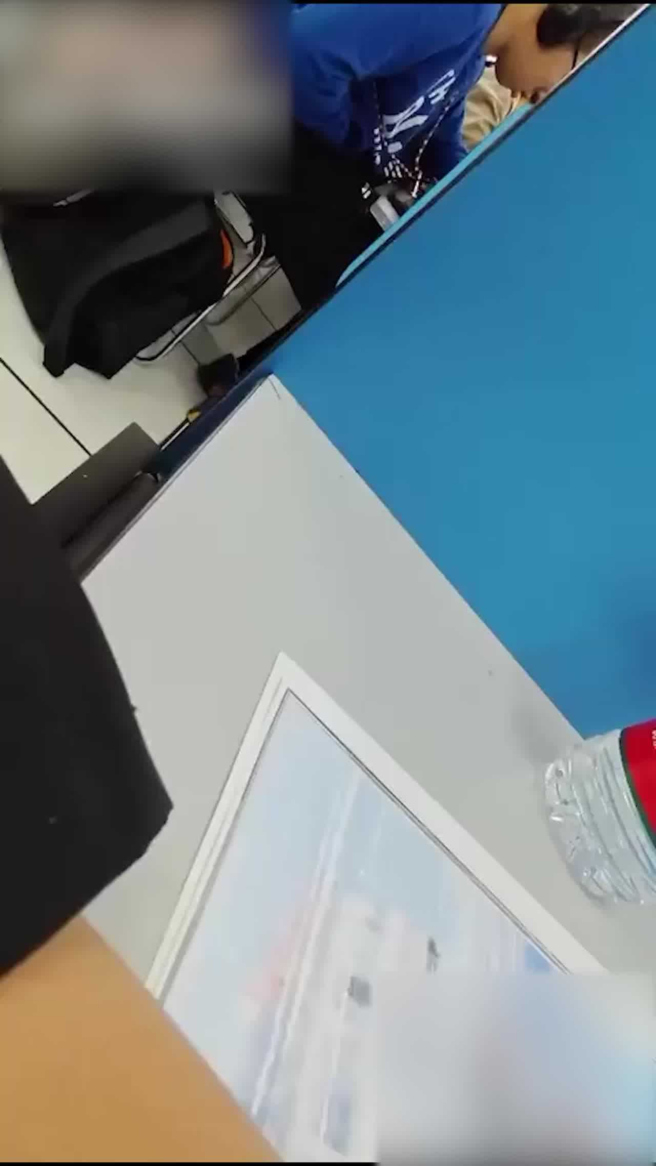  门事件 大学生在听力教室打飞机视频曝光，一节课打四次，专注打飞机都没注意有人偷拍 的剧照3