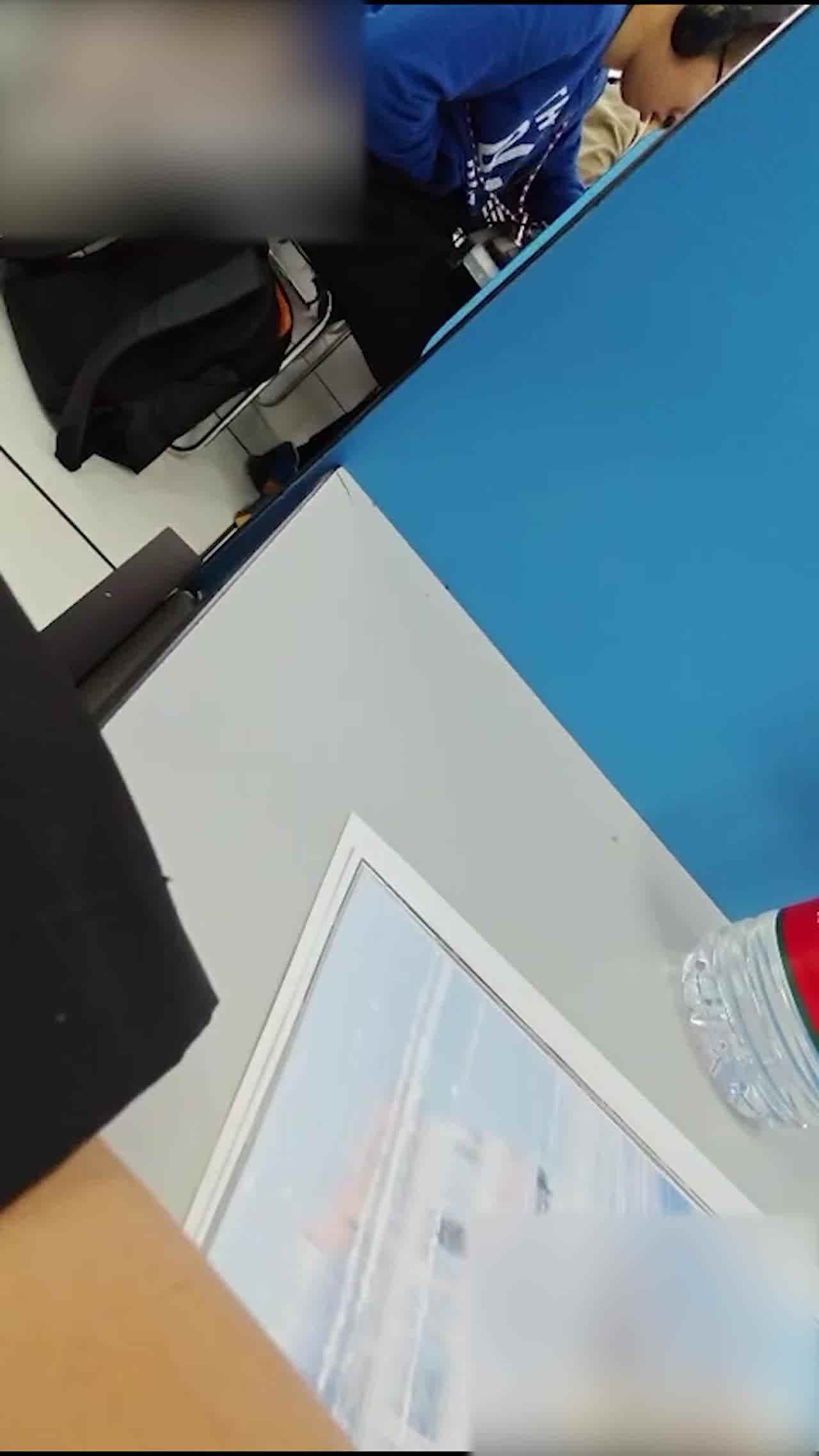  门事件 大学生在听力教室打飞机视频曝光，一节课打四次，专注打飞机都没注意有人偷拍 的剧照5