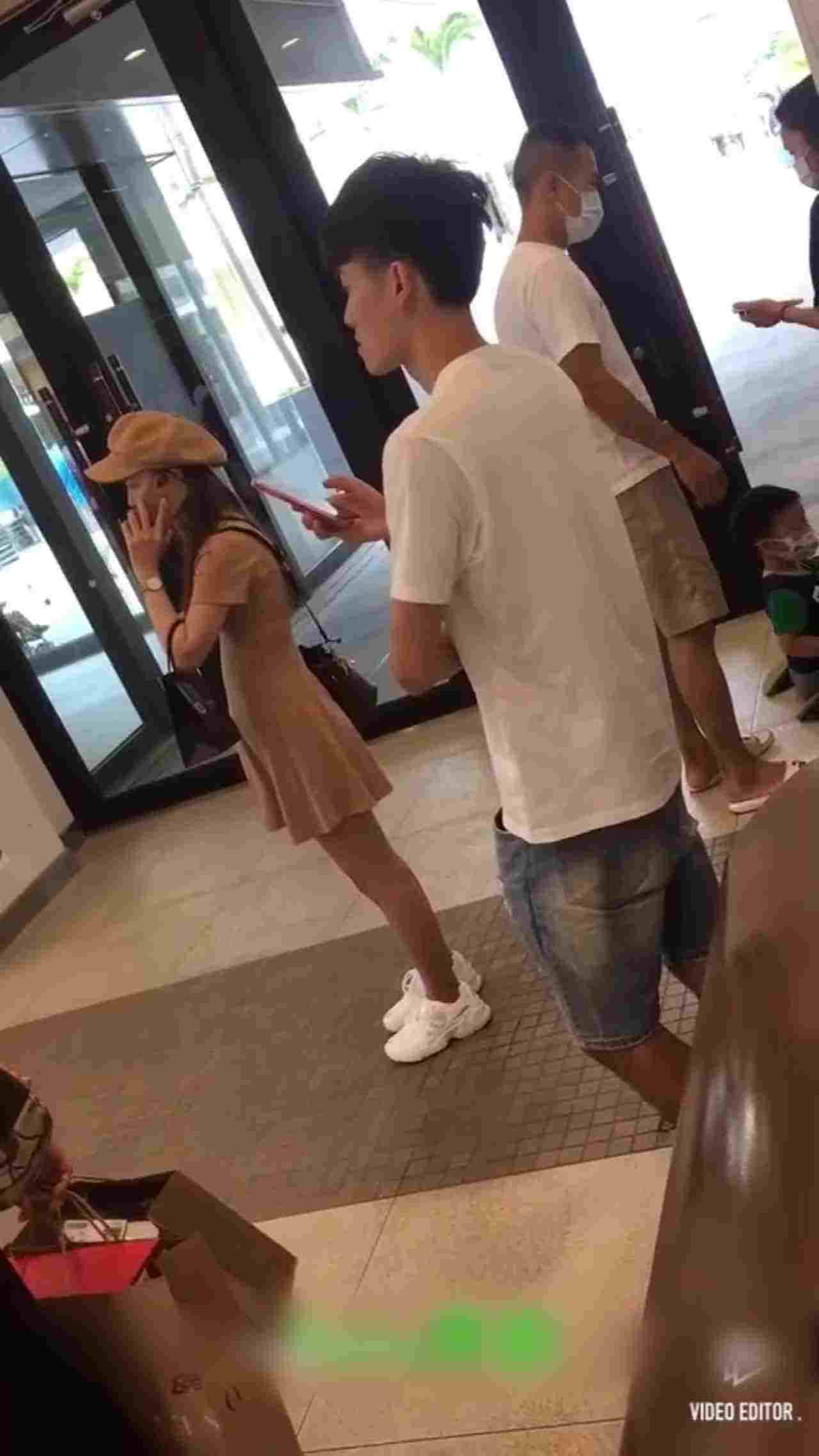  FB正妹网红被狼友跟拍 的剧照7