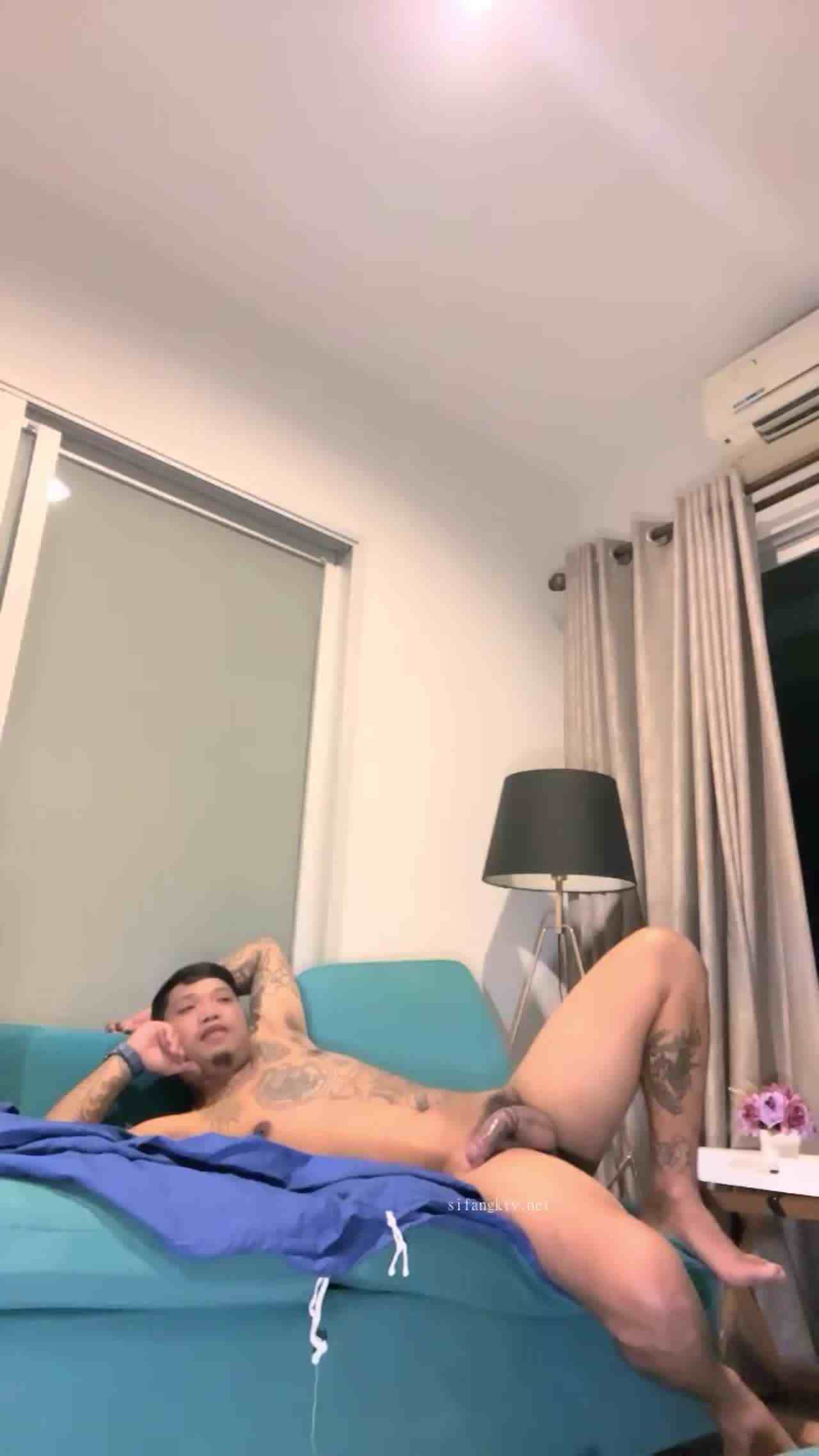  喷水女王3P两根巨屌‘大的果然插的爽’前后夹击双洞起来，多姿势猛插‘不行了我喷了好多次都干了’ 的剧照10