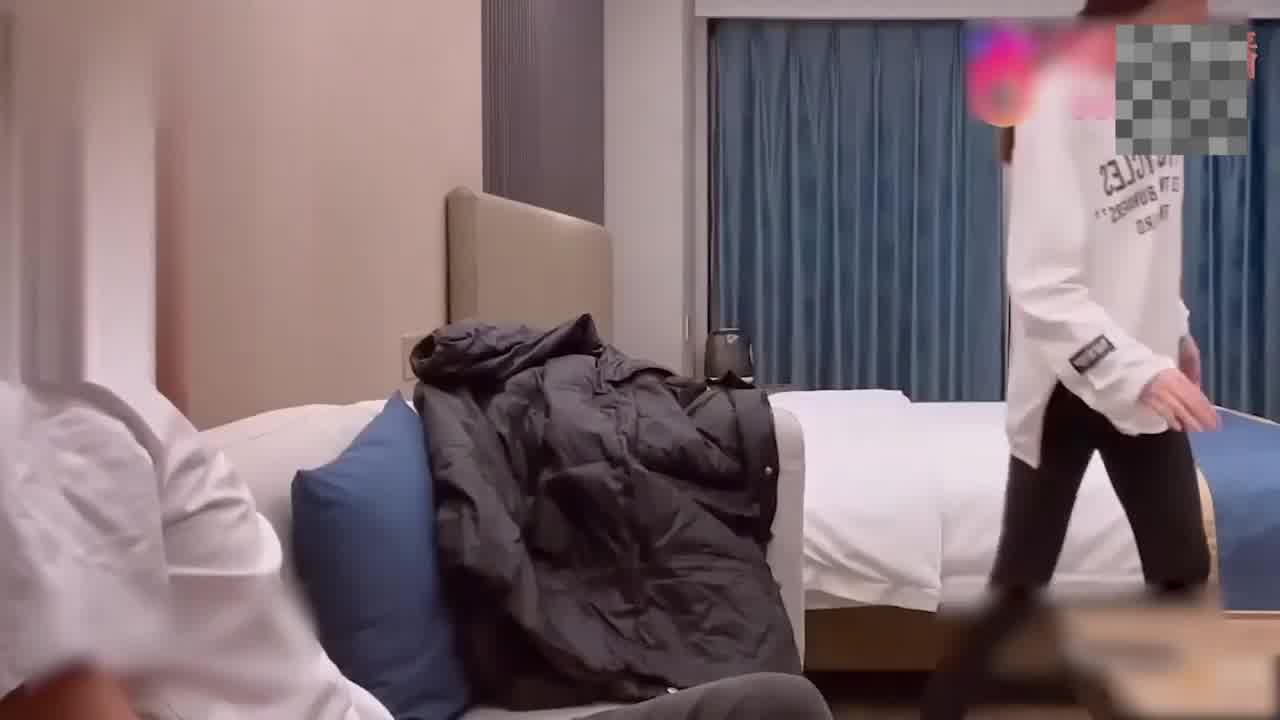  酒店约操大学生兼职外围，软萌乖巧，白嫩翘臀 的剧照8