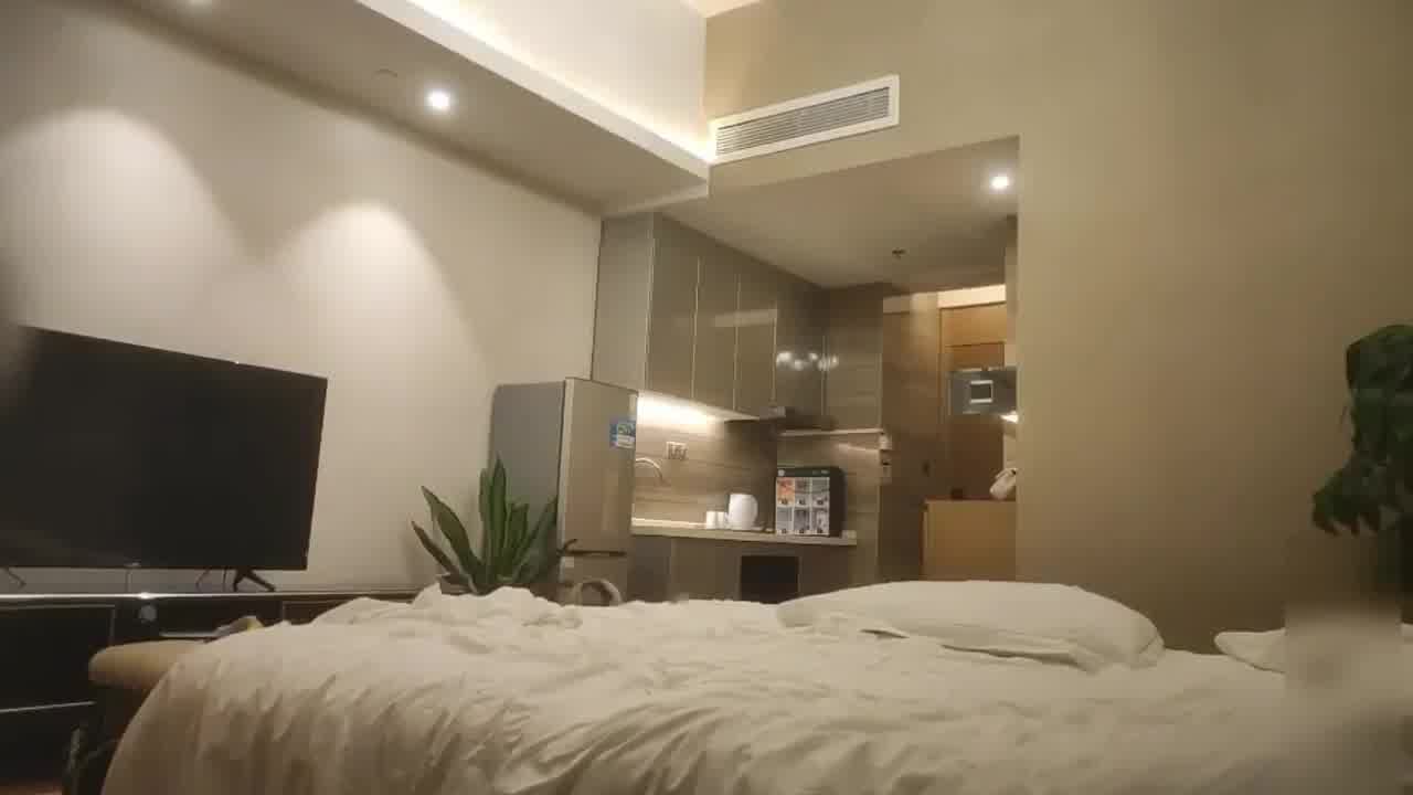  【极品少妇】黑丝一字马人妻少妇，床上饥渴风骚，高频快速抽插，浪叫不停，小伙偷偷拔套，直接内射骚穴！ 的剧照1