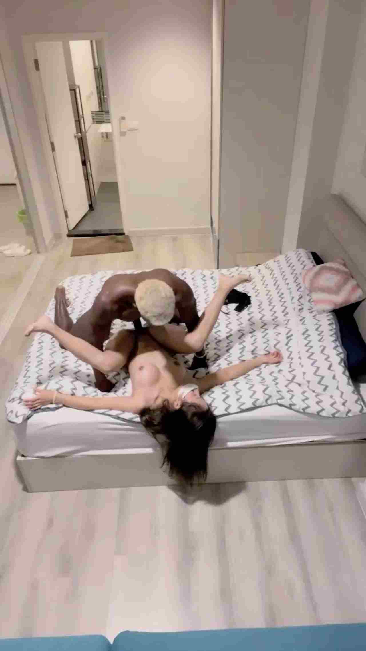  偷拍流出～黑棒好用 骚货直接爬上来 的剧照6