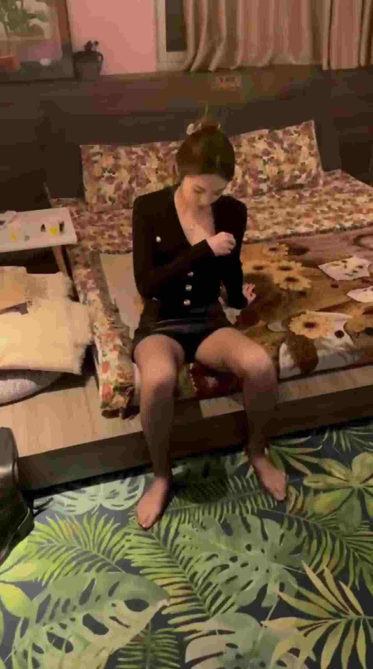  女神黑丝自拍不穿奶罩 的剧照4