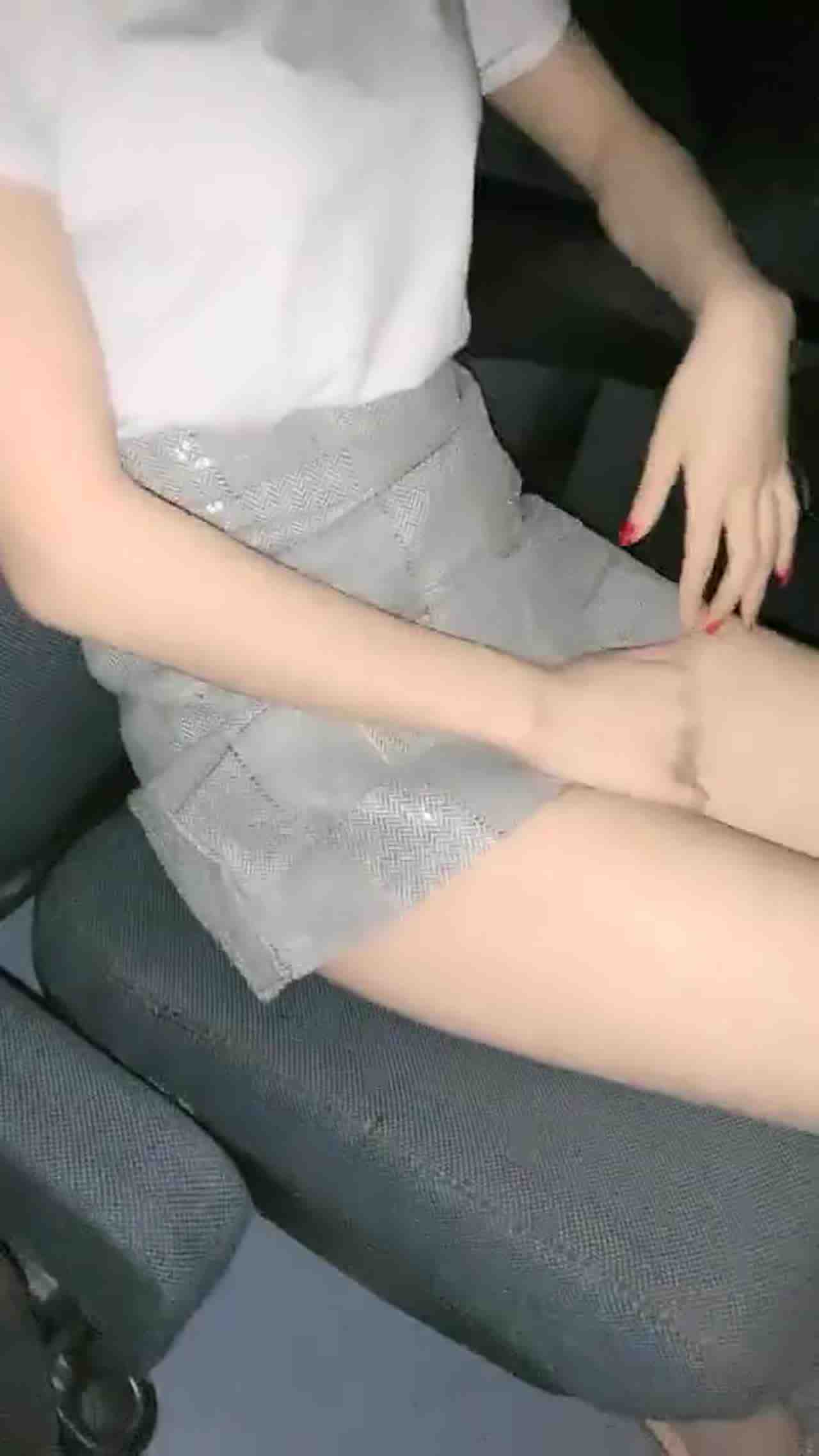  电影还没看完就开始干了 白嫩长腿小姐姐最喜欢刺激的！ 的剧照9