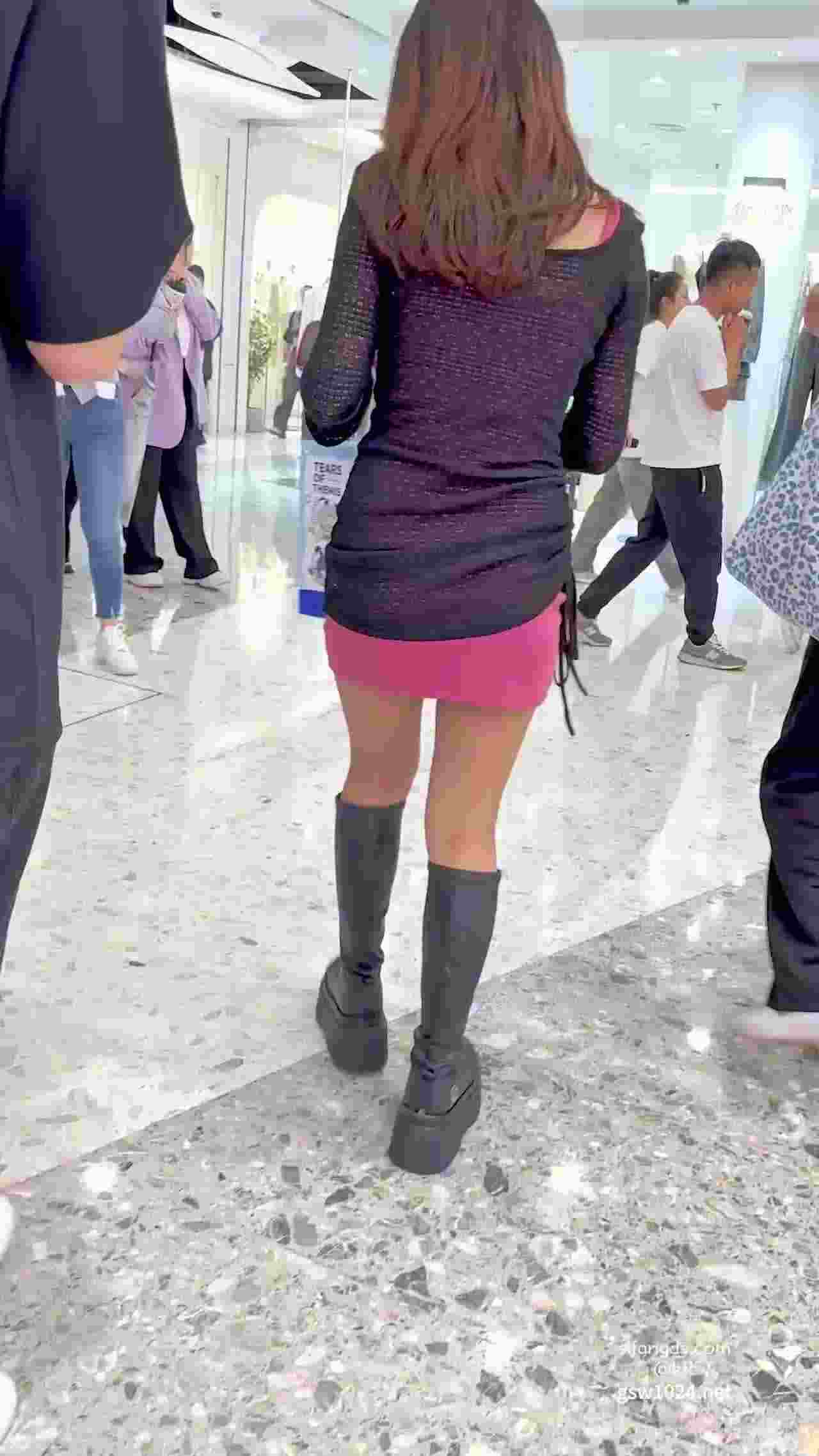  美女的裙底内裤真好看 的剧照6