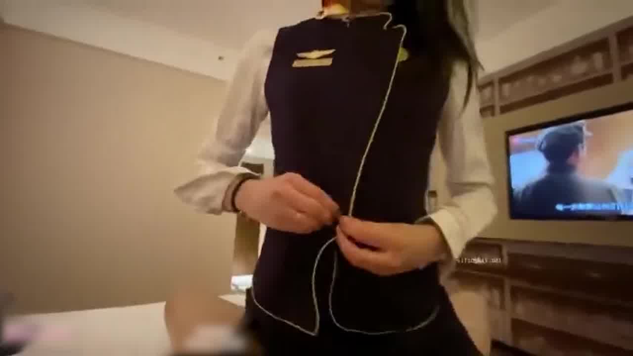  强推！包养甜美正妹，被带劳力士的干爹无限制内射 的剧照2