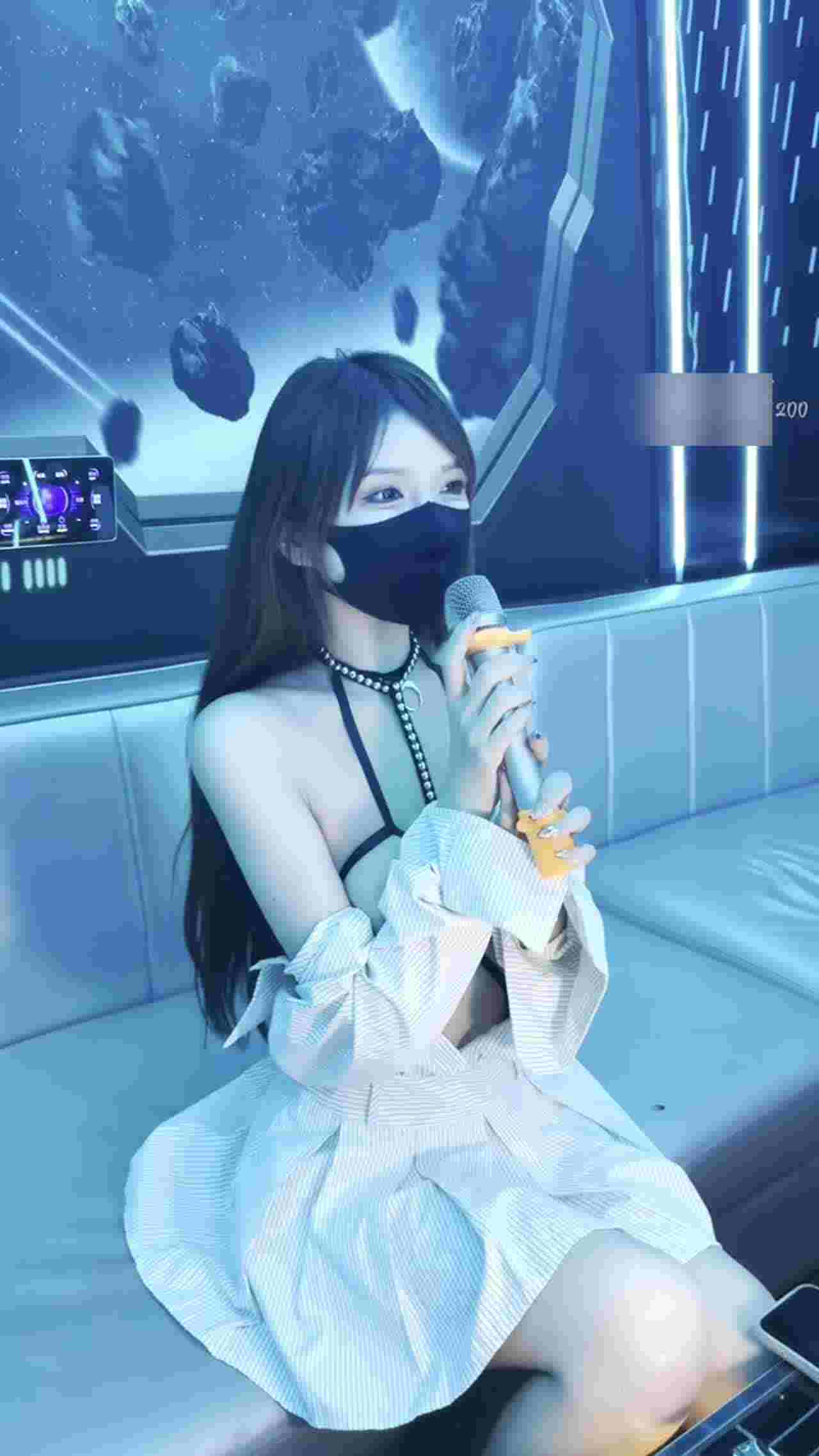  ktv太热脱掉衣服露乳唱歌 的剧照8