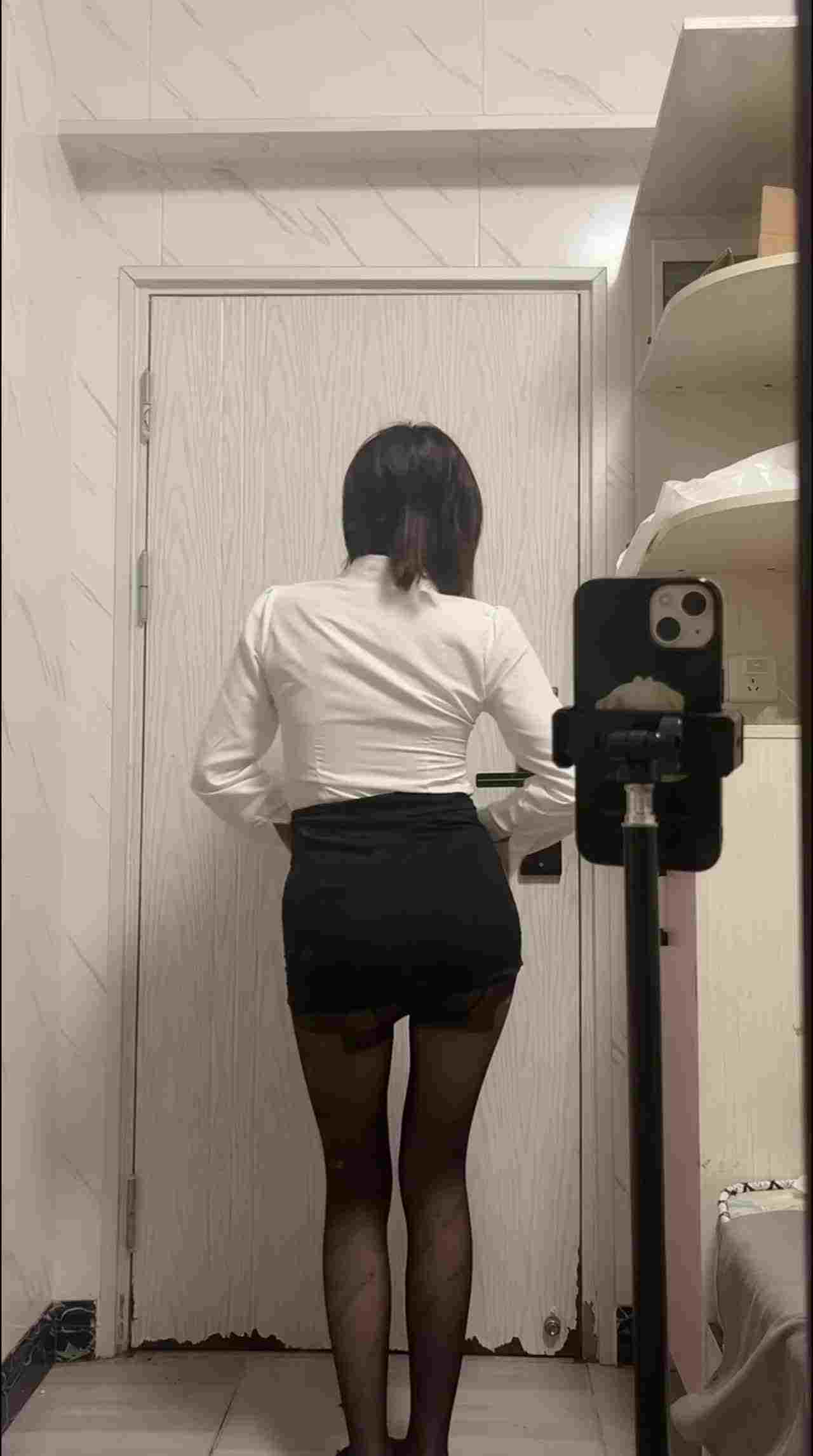  露脸高价制服定制小西西 的剧照10